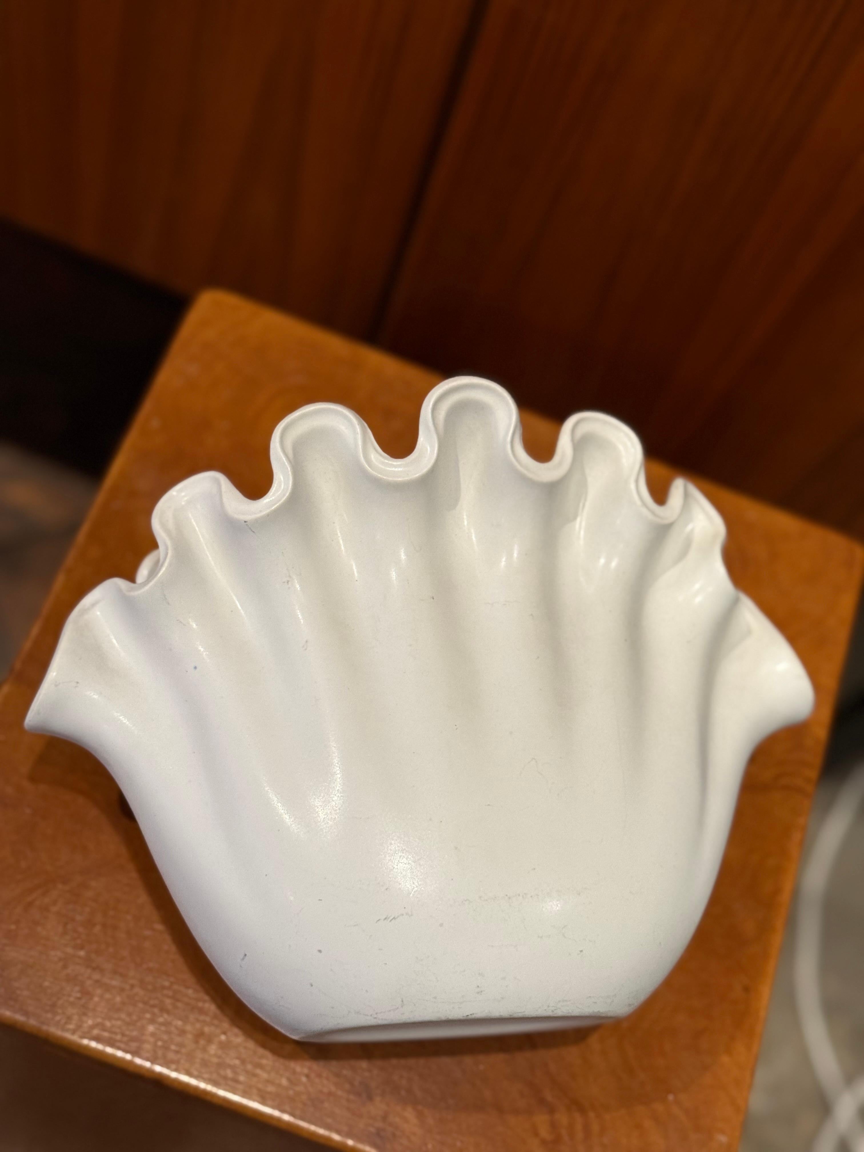 Metà XX secolo Grande vaso a conchiglia VÅGA bianco di Wilhelm Kage per Gustavsberg, Svezia, anni '40 in vendita