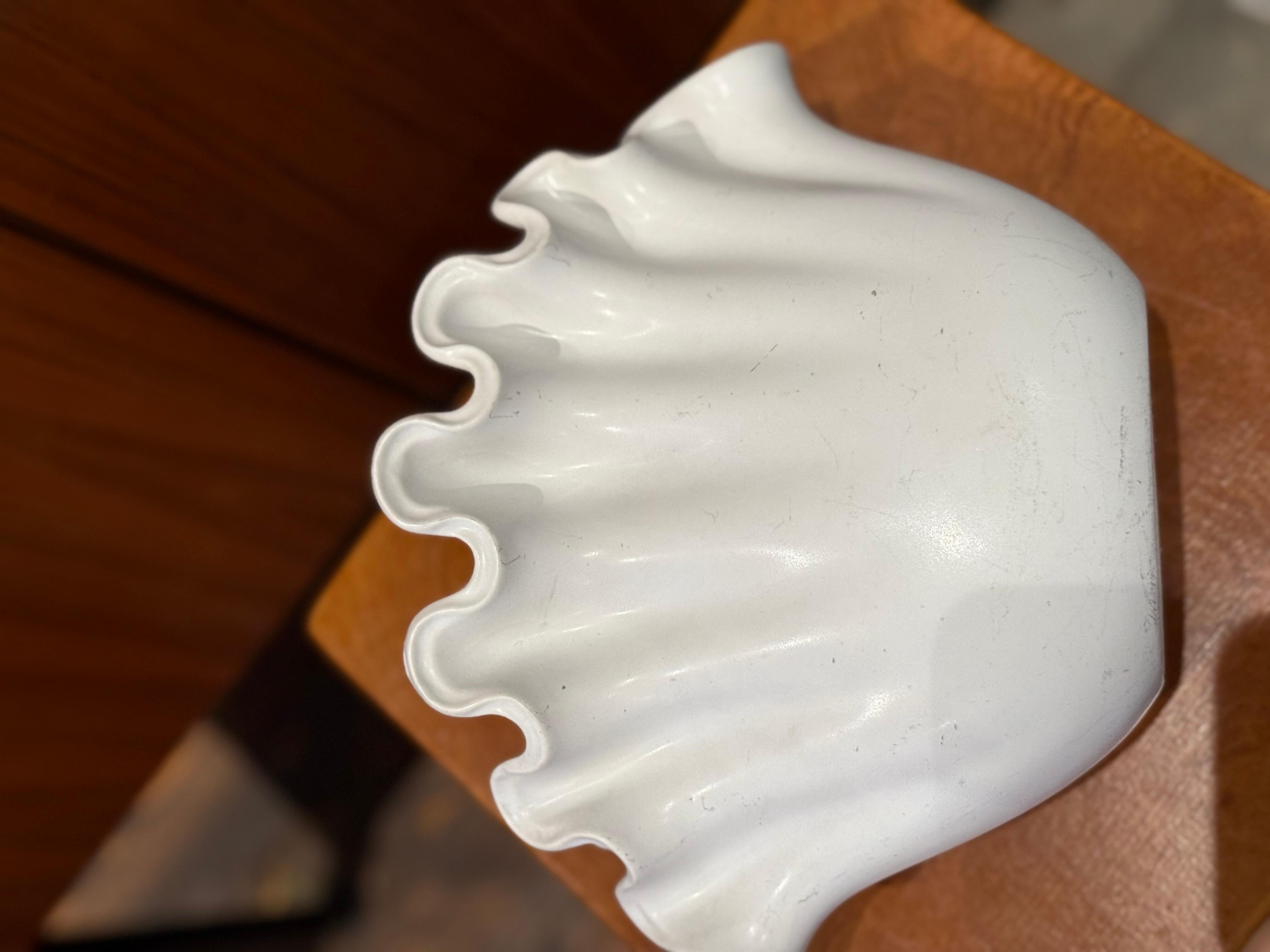 Ceramica Grande vaso a conchiglia VÅGA bianco di Wilhelm Kage per Gustavsberg, Svezia, anni '40 in vendita