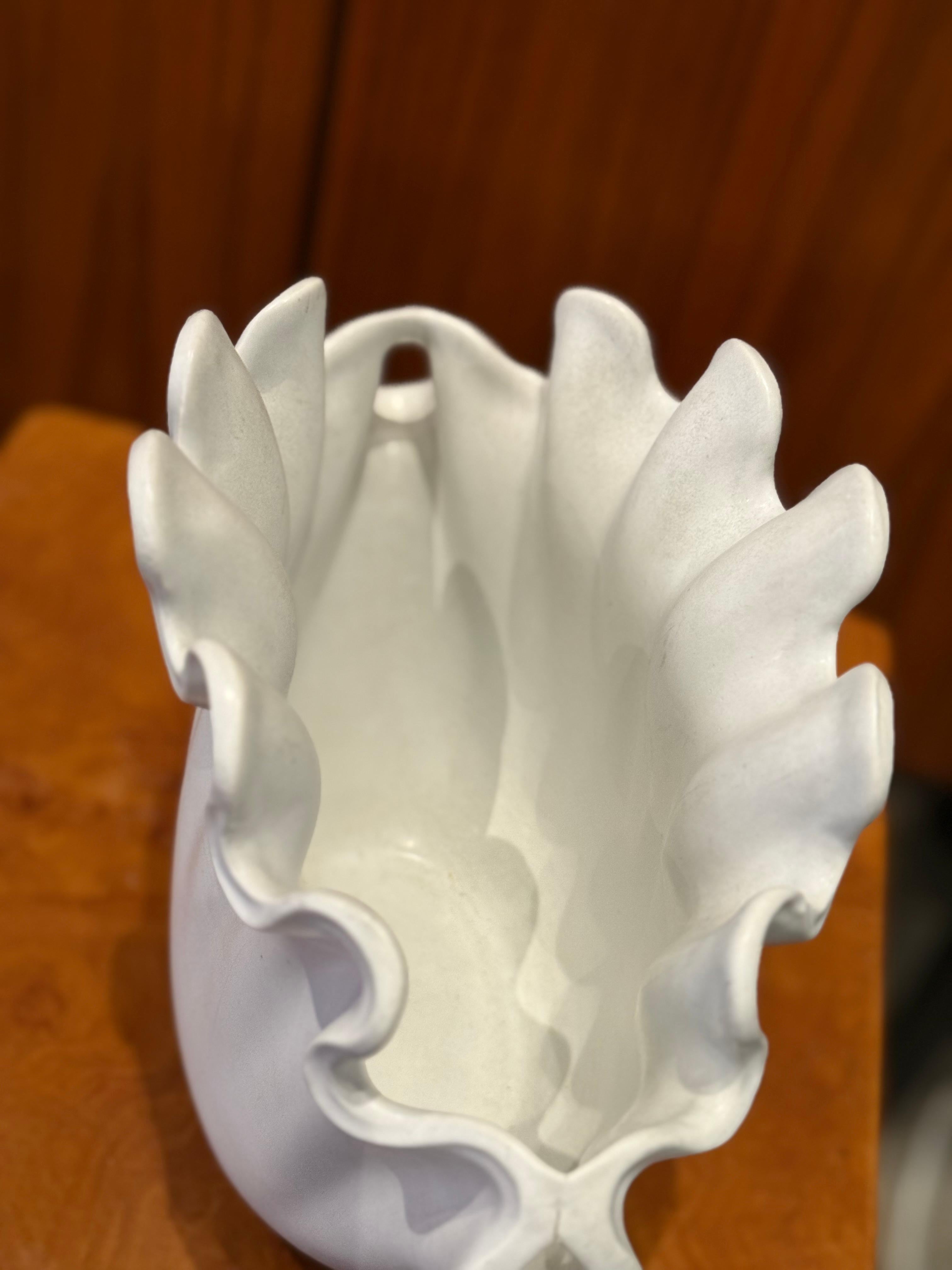 Grande vaso a conchiglia VÅGA bianco di Wilhelm Kage per Gustavsberg, Svezia, anni '40 in vendita 1