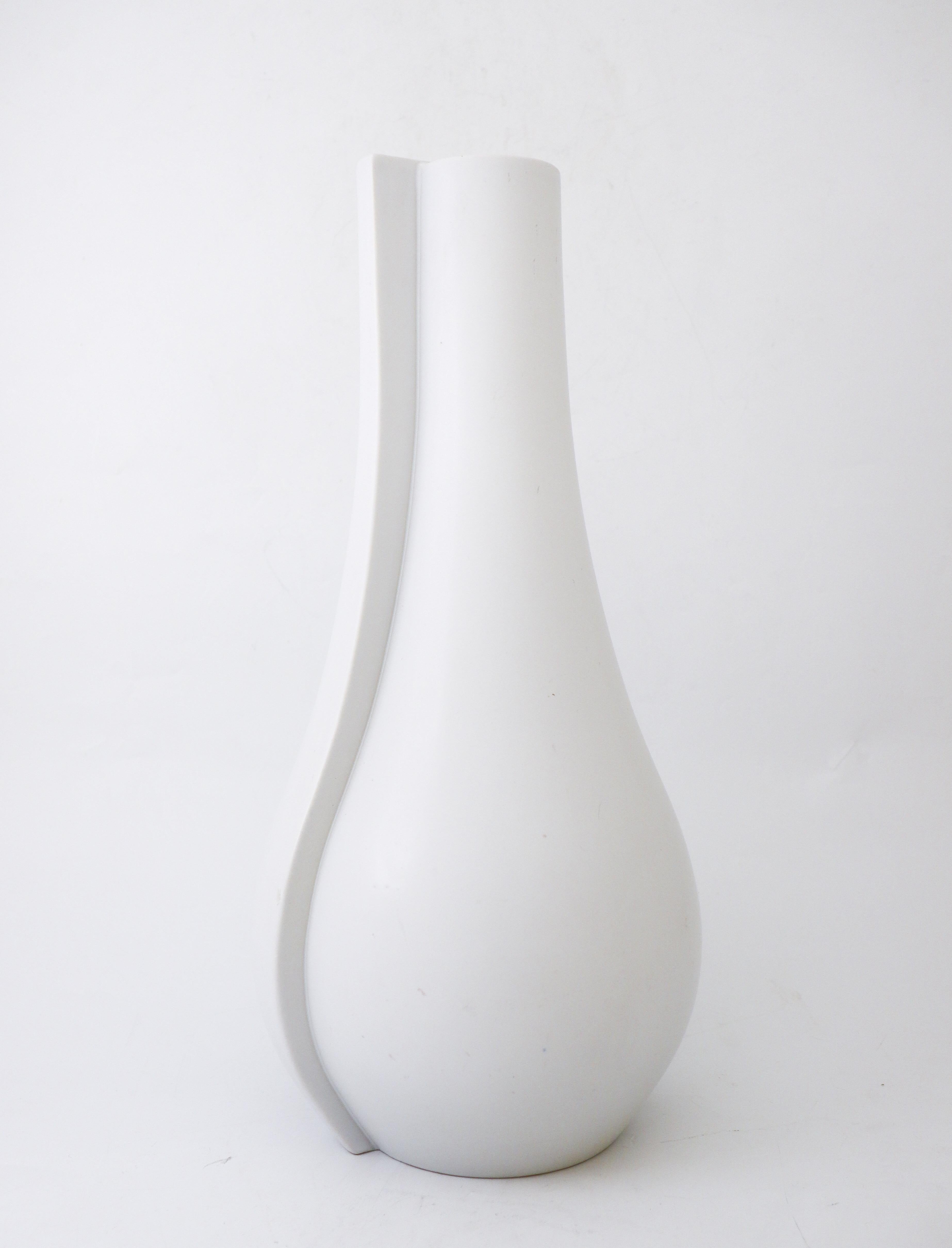 Eine schöne, große Vase des Modells Surrea, entworfen von Wilhelm Kge in Gustavsberg in den 1940er Jahren. Er ist 45,5 cm hoch und in sehr gutem Zustand, abgesehen von einigen kleinen Flecken in der Glasur und einigen kleinen Kratzern. Es handelt