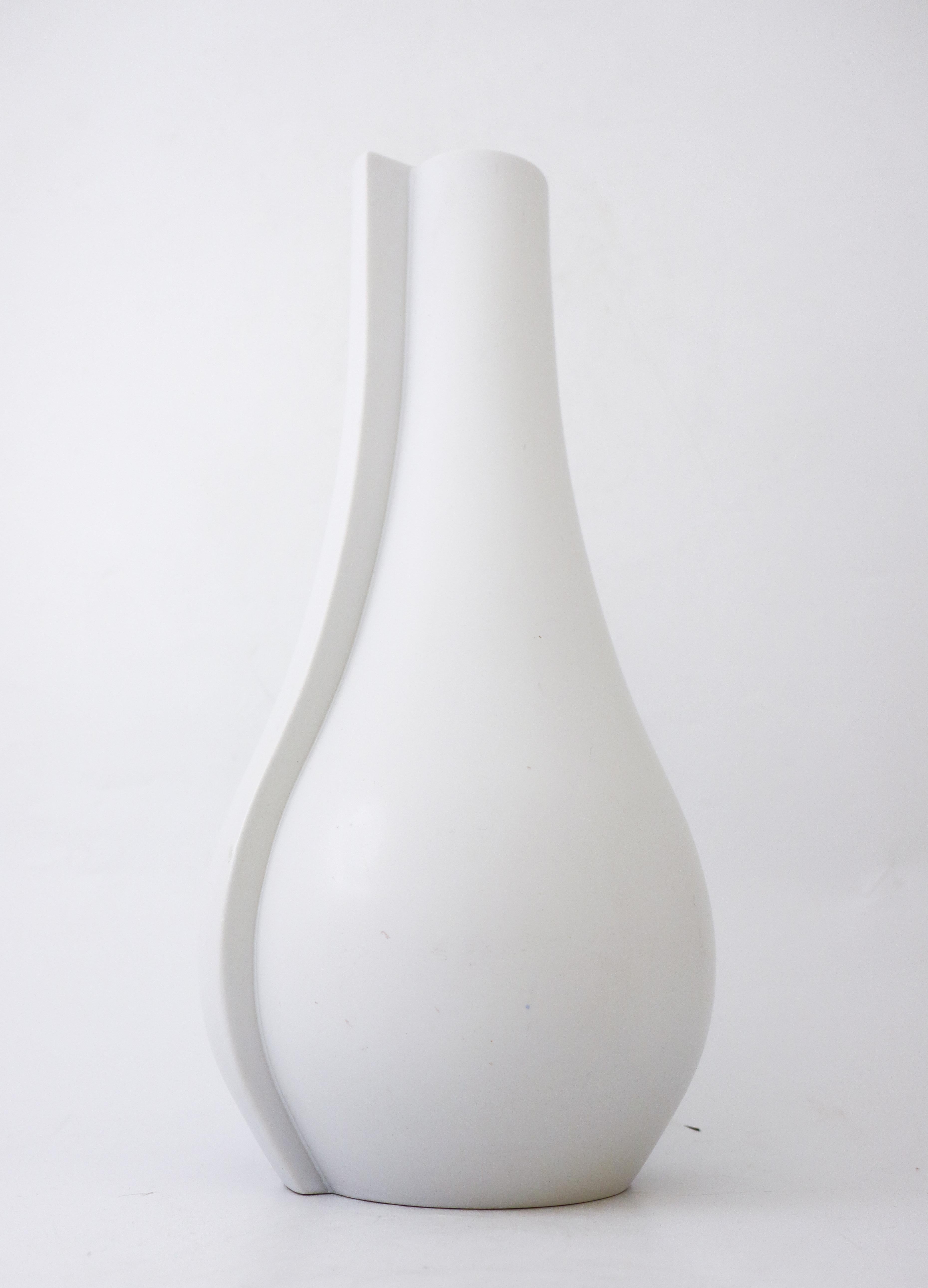 Große weiße Vase „Surrea“ von Wilhelm Kge, Gustavsberg, 1940er Jahre (Skandinavische Moderne) im Angebot