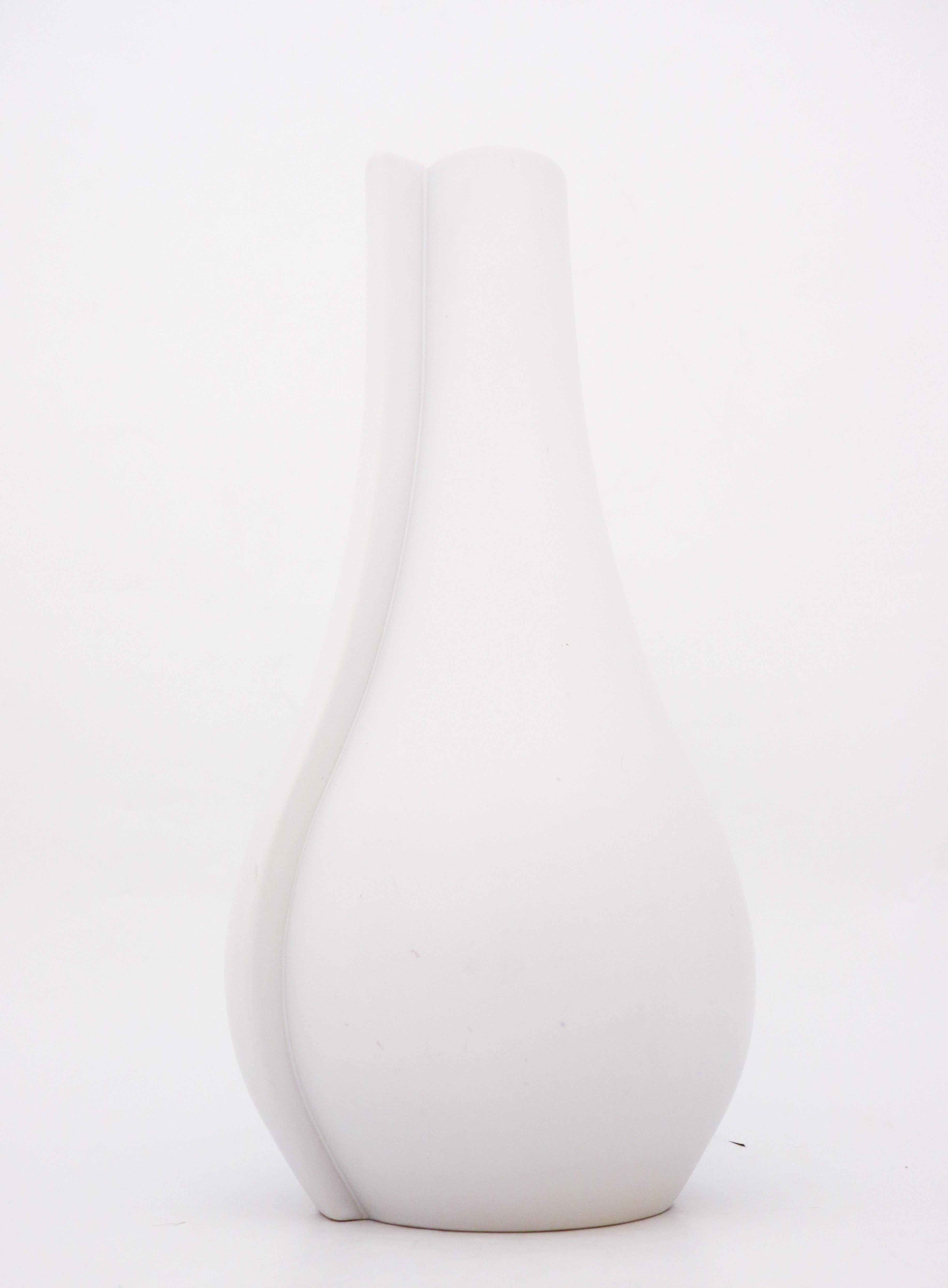 Große weiße Vase „Surrea“ von Wilhelm Kge, Gustavsberg, 1940er Jahre (Schwedisch) im Angebot