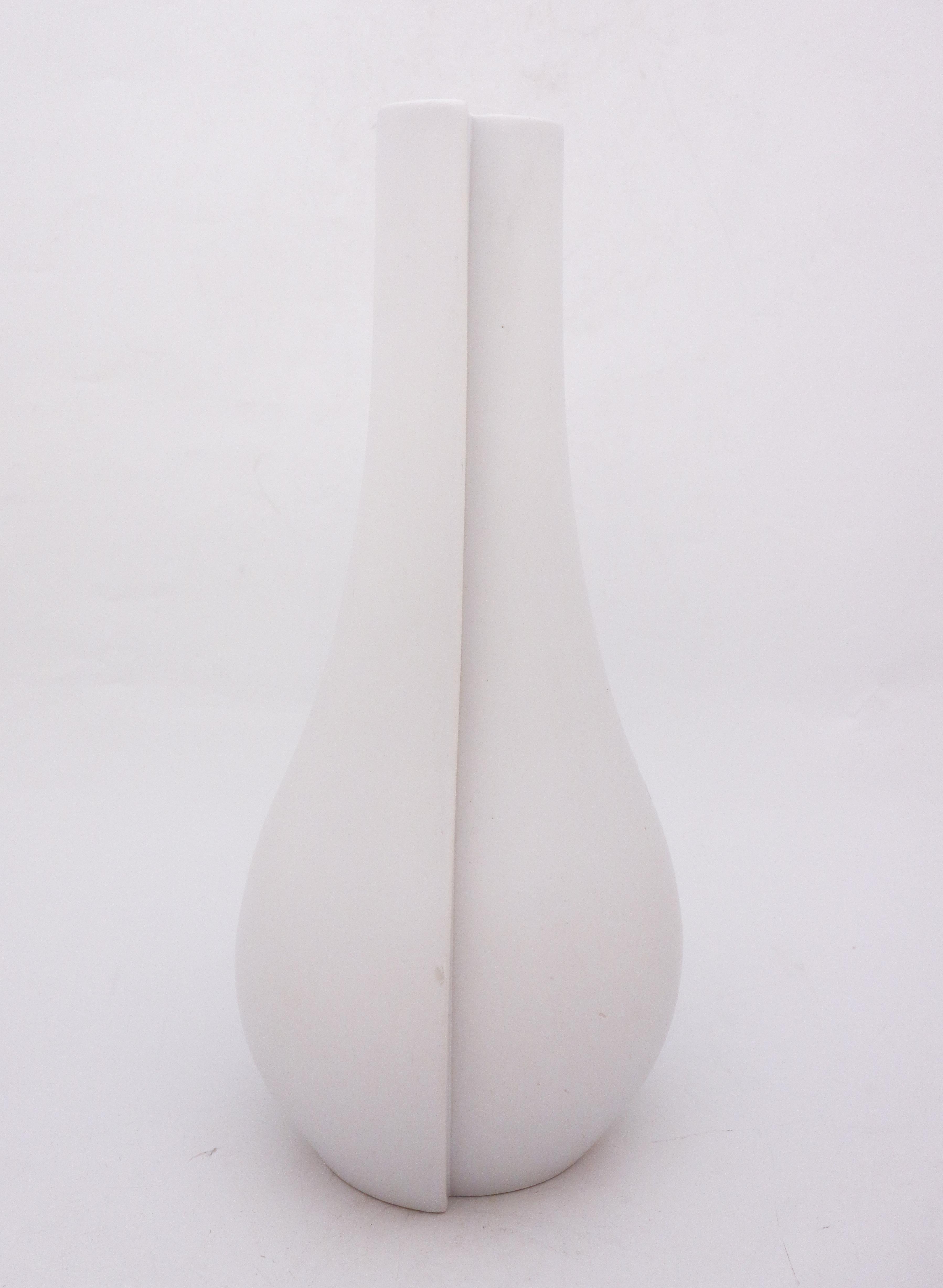 Große weiße Vase „Surrea“ von Wilhelm Kge, Gustavsberg, 1940er Jahre im Zustand „Gut“ im Angebot in Stockholm, SE
