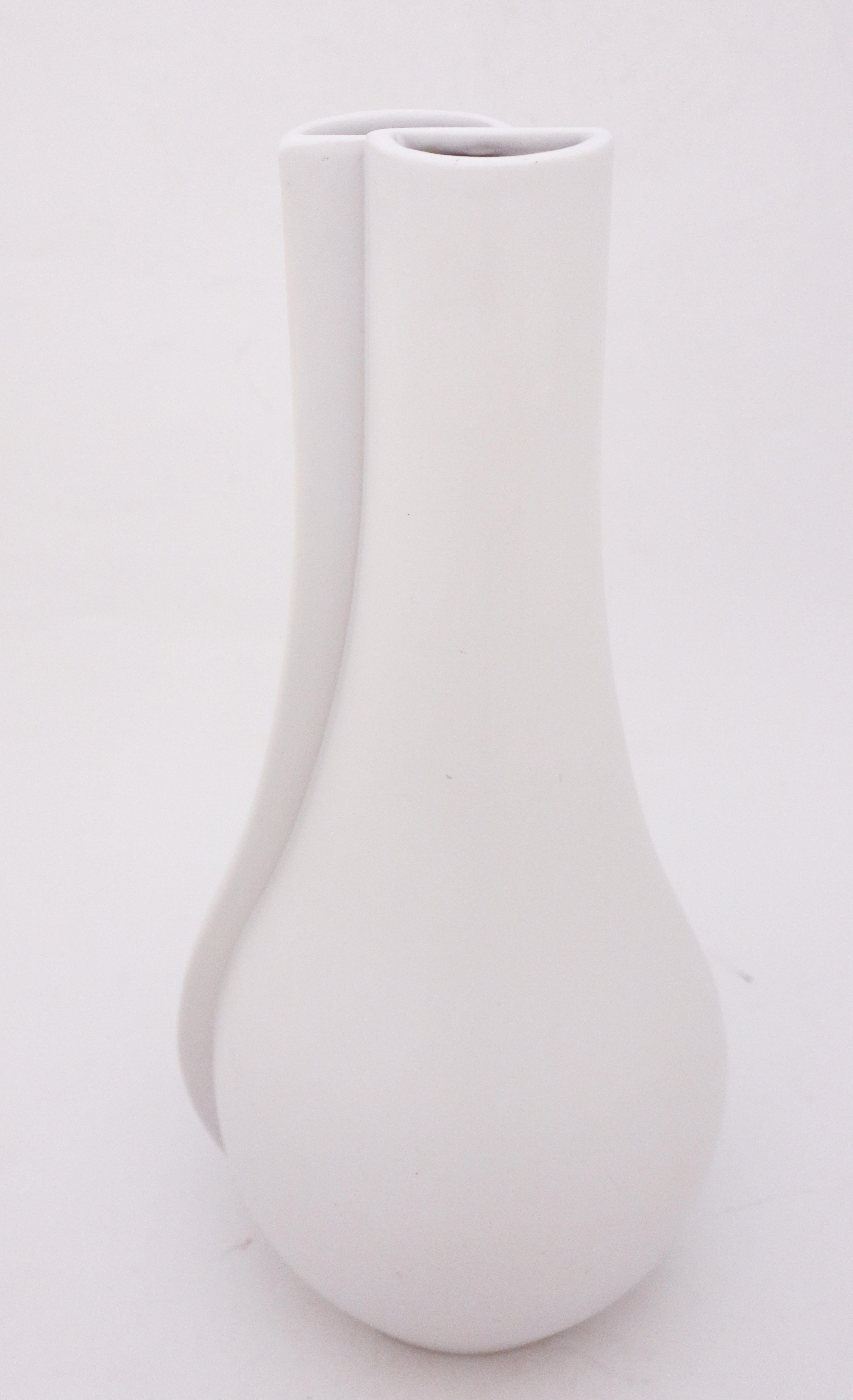 Große weiße Vase „Surrea“ von Wilhelm Kge, Gustavsberg, 1940er Jahre (19. Jahrhundert) im Angebot
