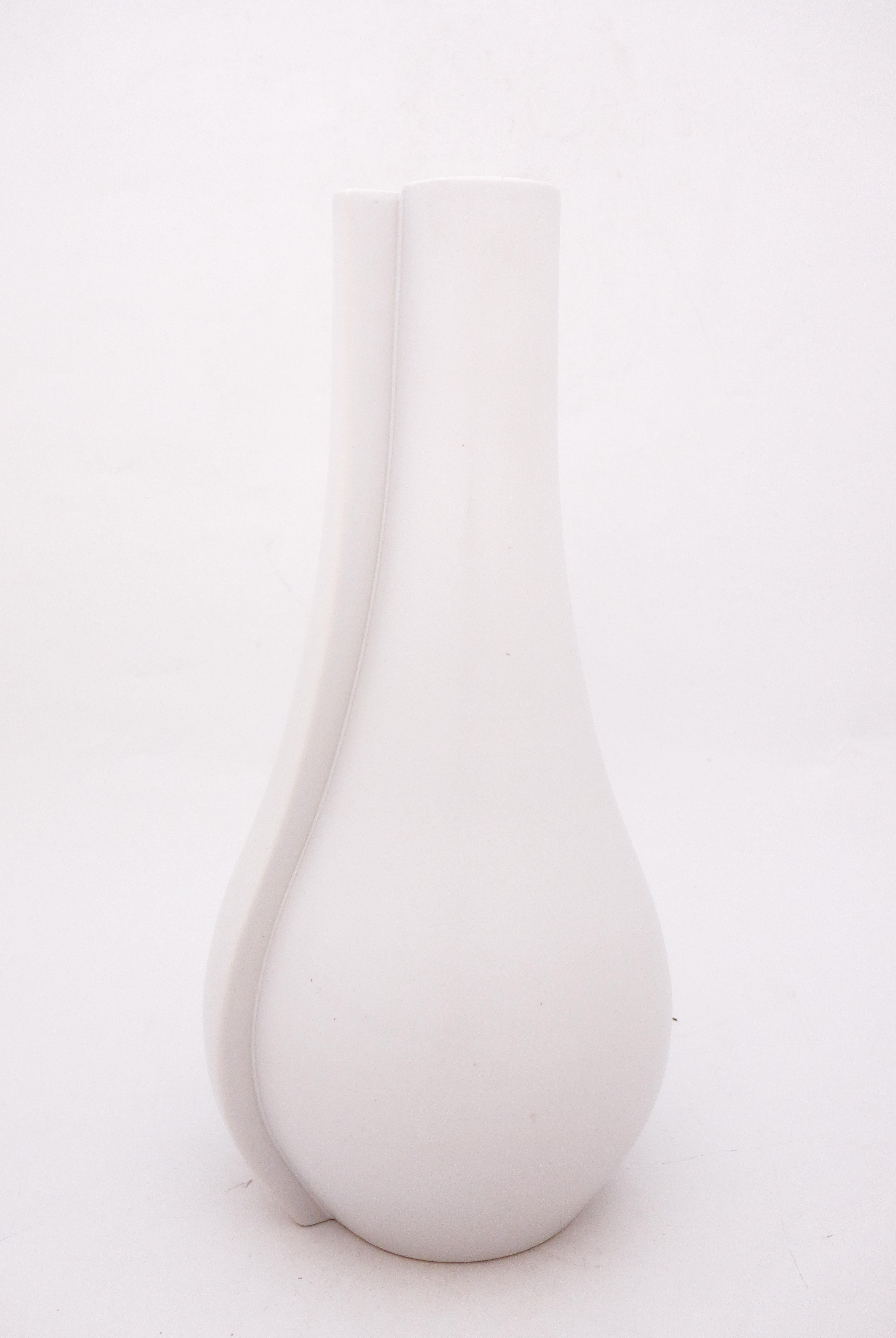 Große weiße Vase „Surrea“ von Wilhelm Kge, Gustavsberg, 1940er Jahre (Steingut) im Angebot