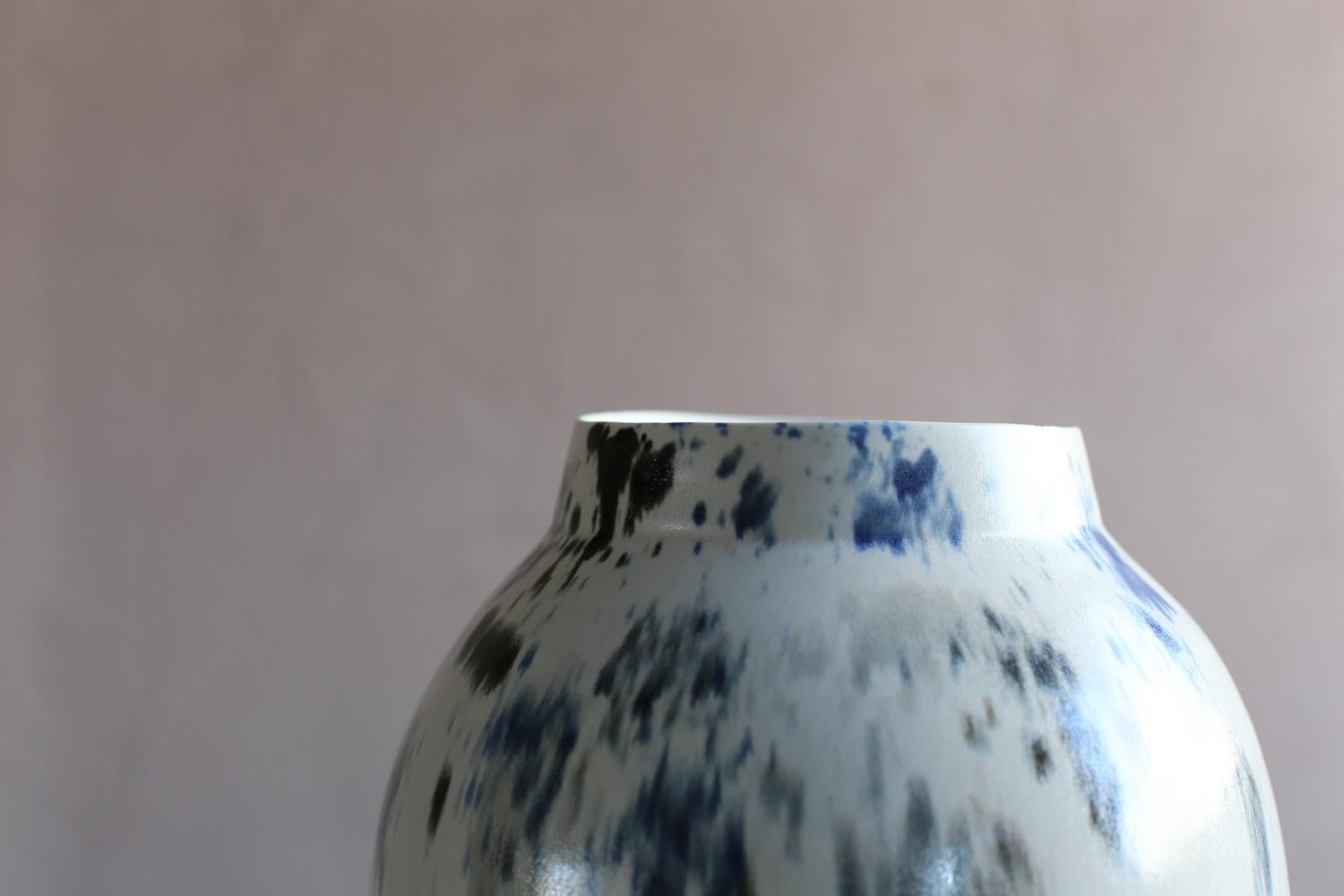 Jarrón grande blanco con pintura abstracta de Scarlet Pottery en venta 2