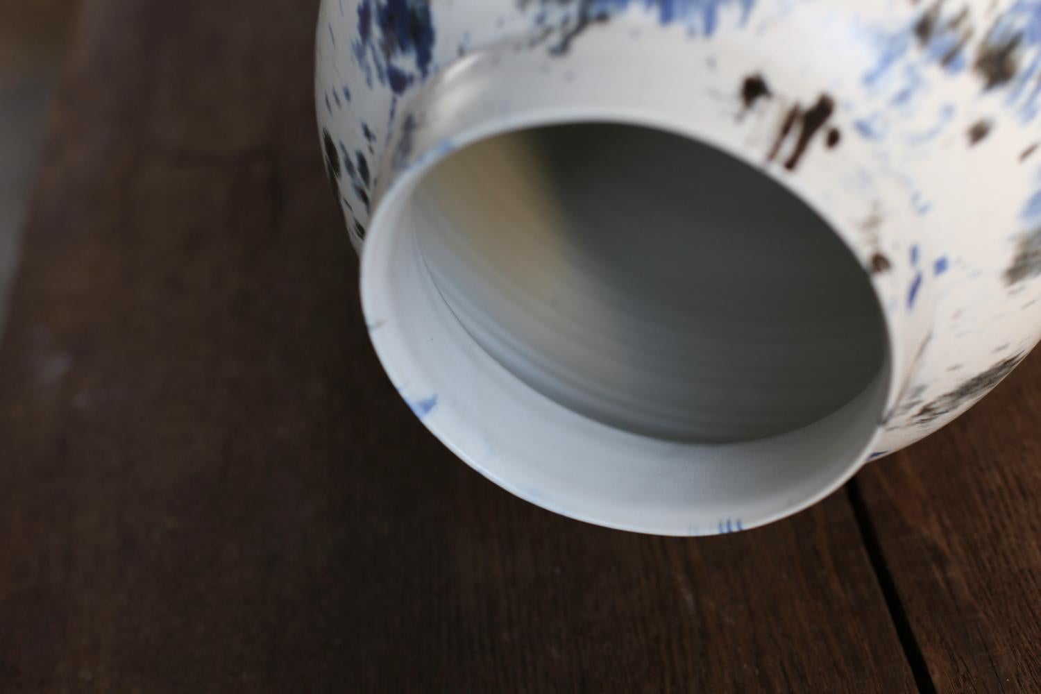 Jarrón grande blanco con pintura abstracta de Scarlet Pottery en venta 4