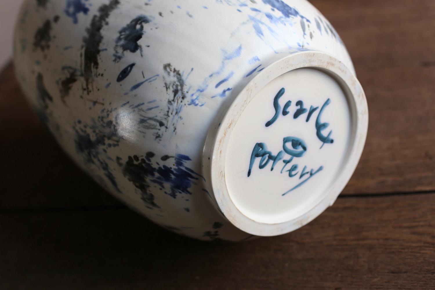 Jarrón grande blanco con pintura abstracta de Scarlet Pottery en venta 5