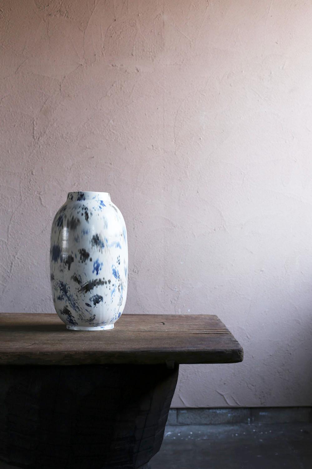Se trata de un jarrón fabricado por la unidad de artistas cerámicos japoneses 