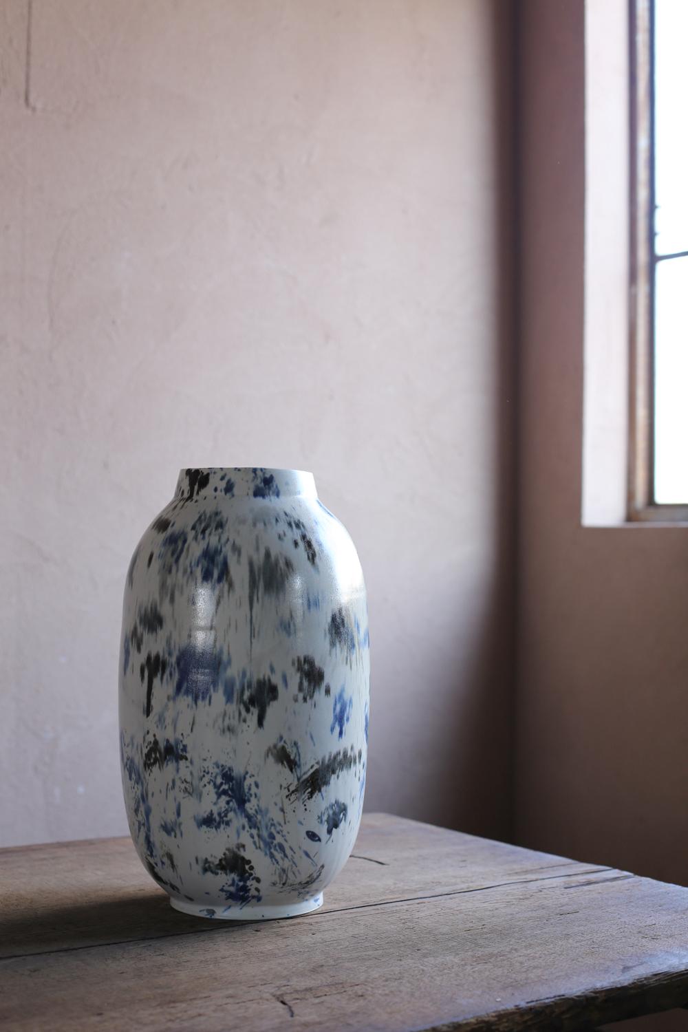 Jarrón grande blanco con pintura abstracta de Scarlet Pottery Japonismo en venta