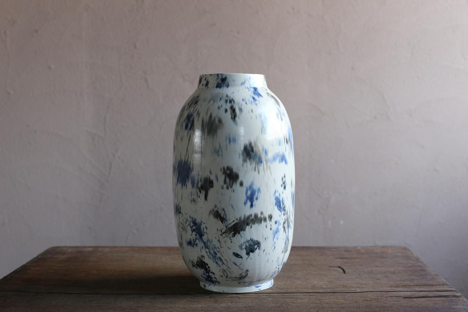 Jarrón grande blanco con pintura abstracta de Scarlet Pottery Japonés en venta