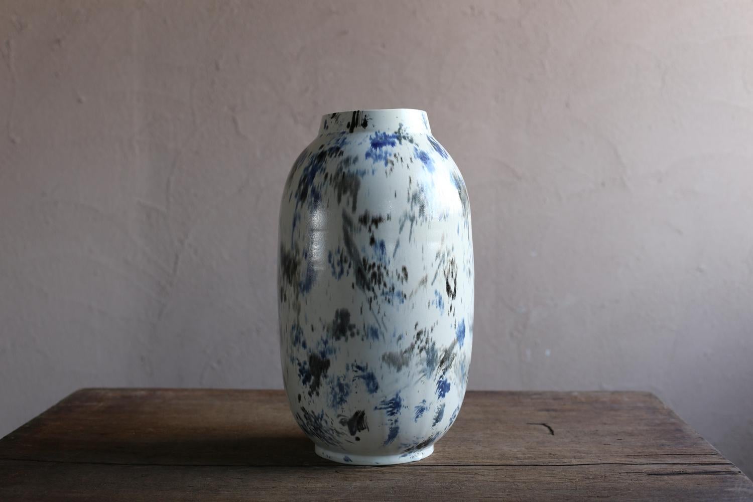 Jarrón grande blanco con pintura abstracta de Scarlet Pottery en Bueno estado para la venta en Sammu-shi, Chiba