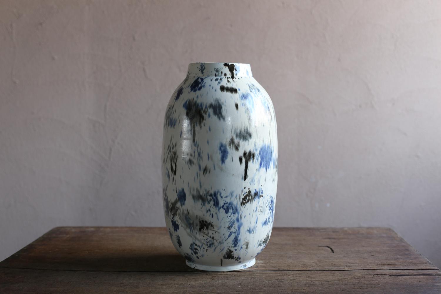 Jarrón grande blanco con pintura abstracta de Scarlet Pottery Siglo XXI y contemporáneo en venta
