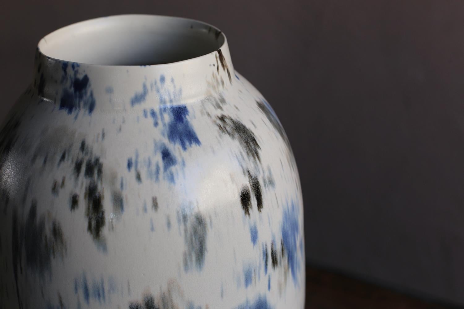 Jarrón grande blanco con pintura abstracta de Scarlet Pottery en venta 1
