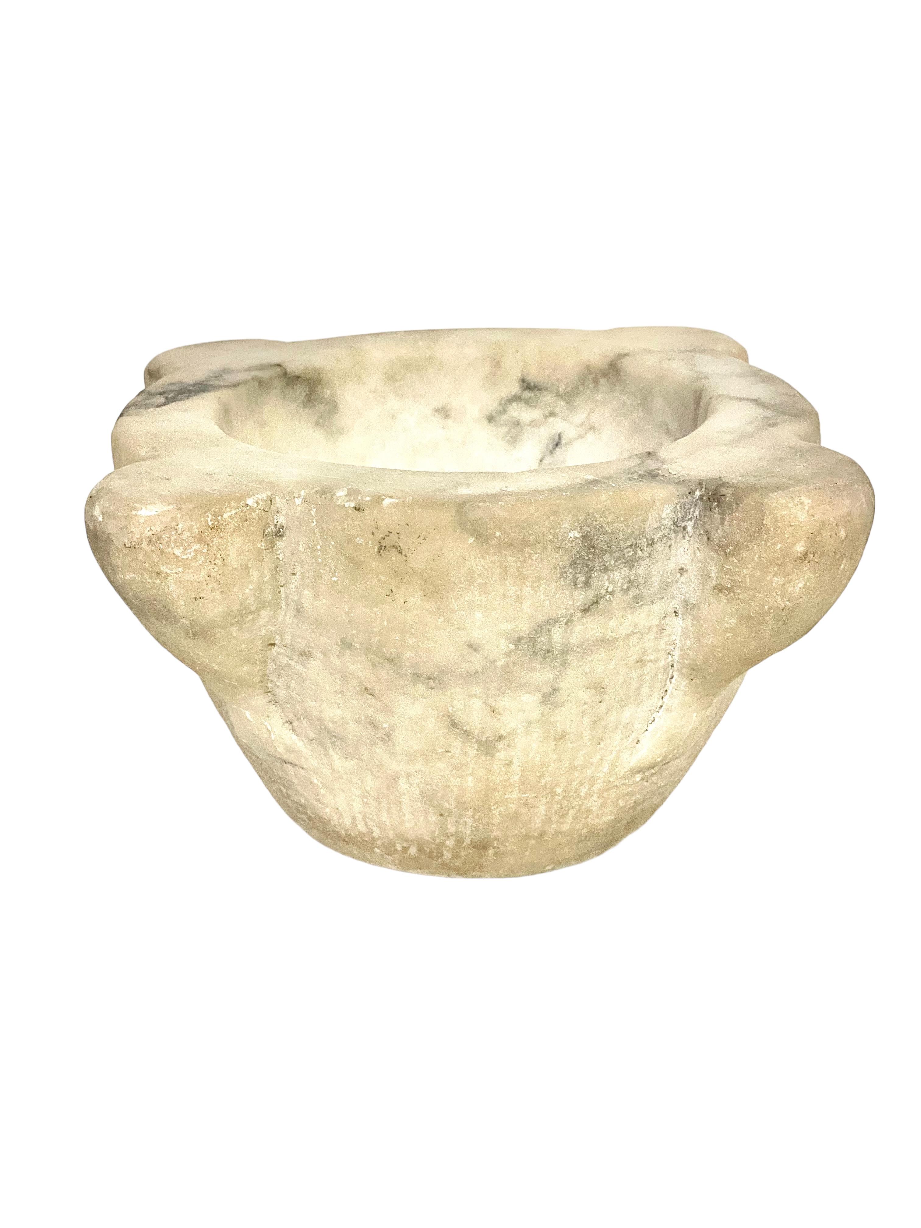 Francese Grande mortaio in marmo bianco del XVIII secolo in vendita