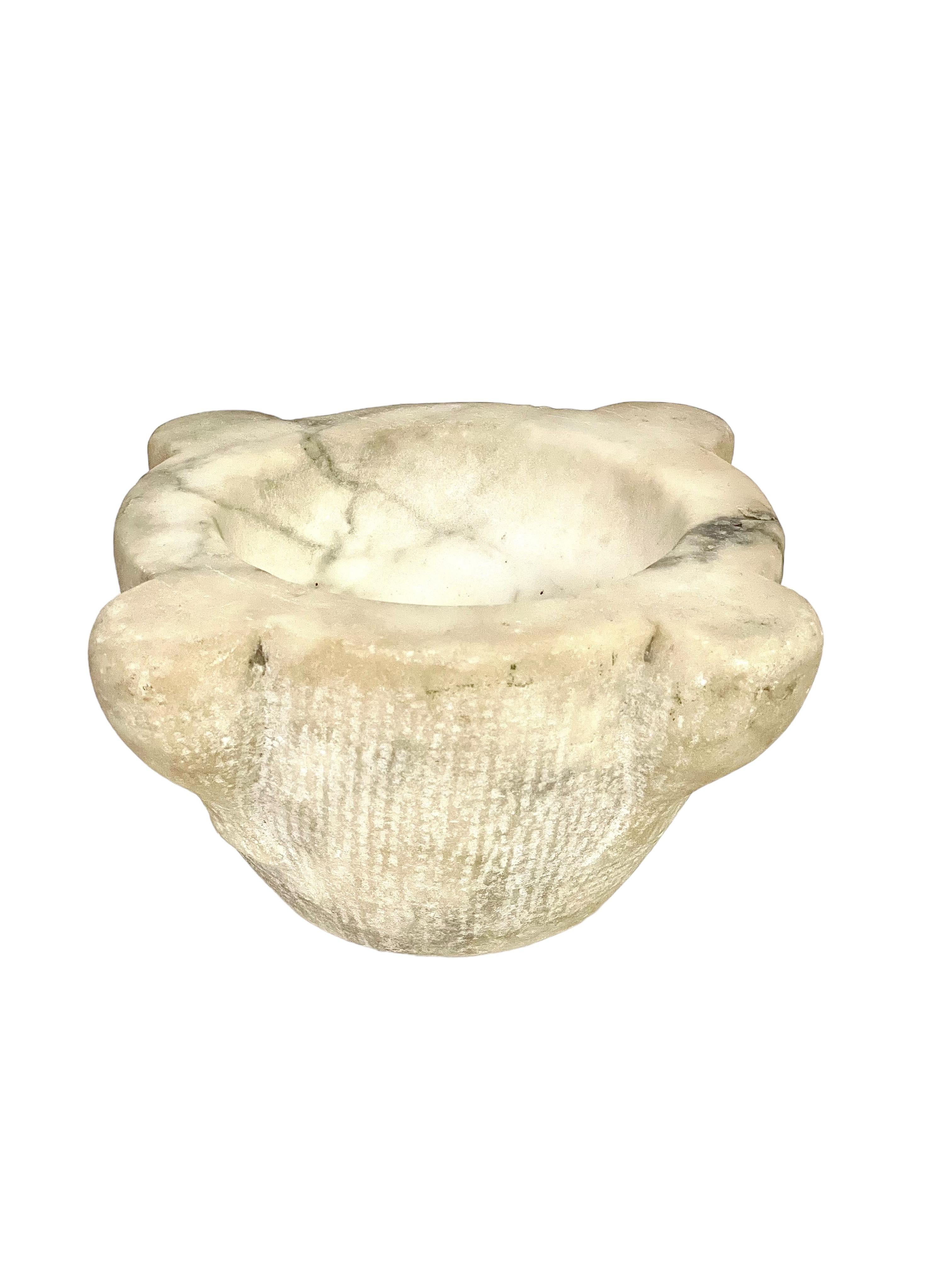 Fino al XVIII secolo Grande mortaio in marmo bianco del XVIII secolo in vendita