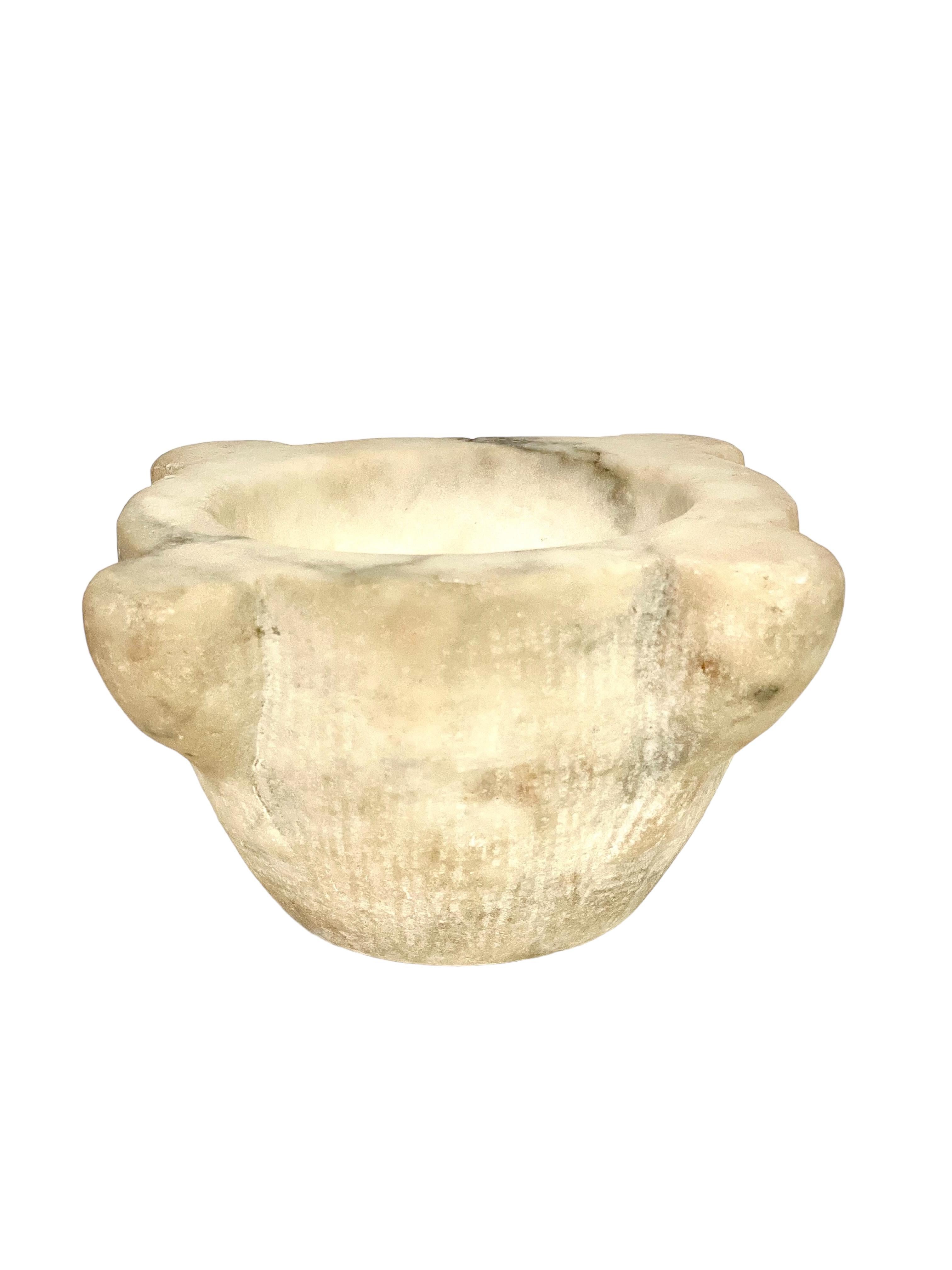 Grande mortaio in marmo bianco del XVIII secolo in vendita 1