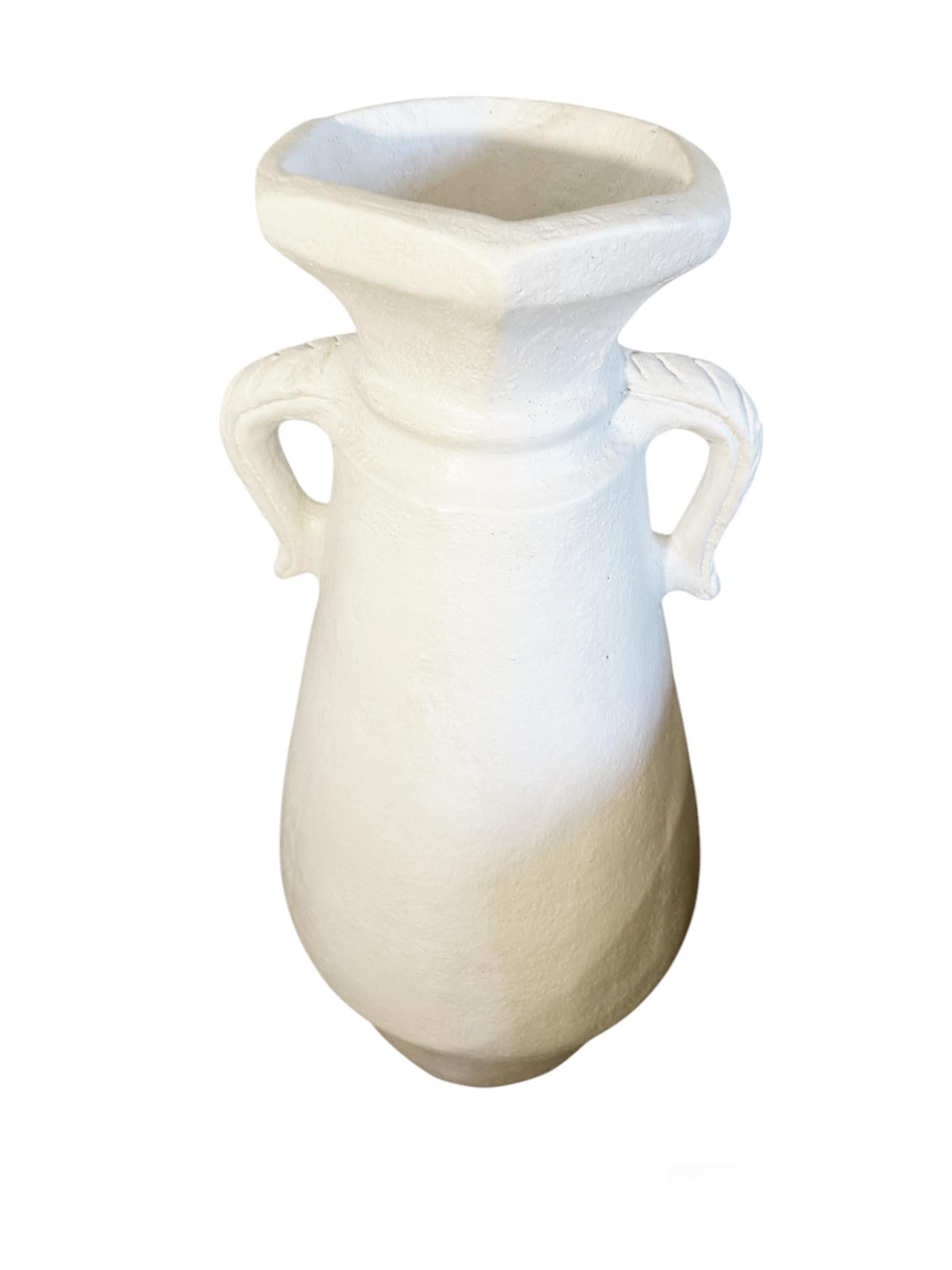 Grand vase blanc Bon état - En vente à Scottsdale, AZ