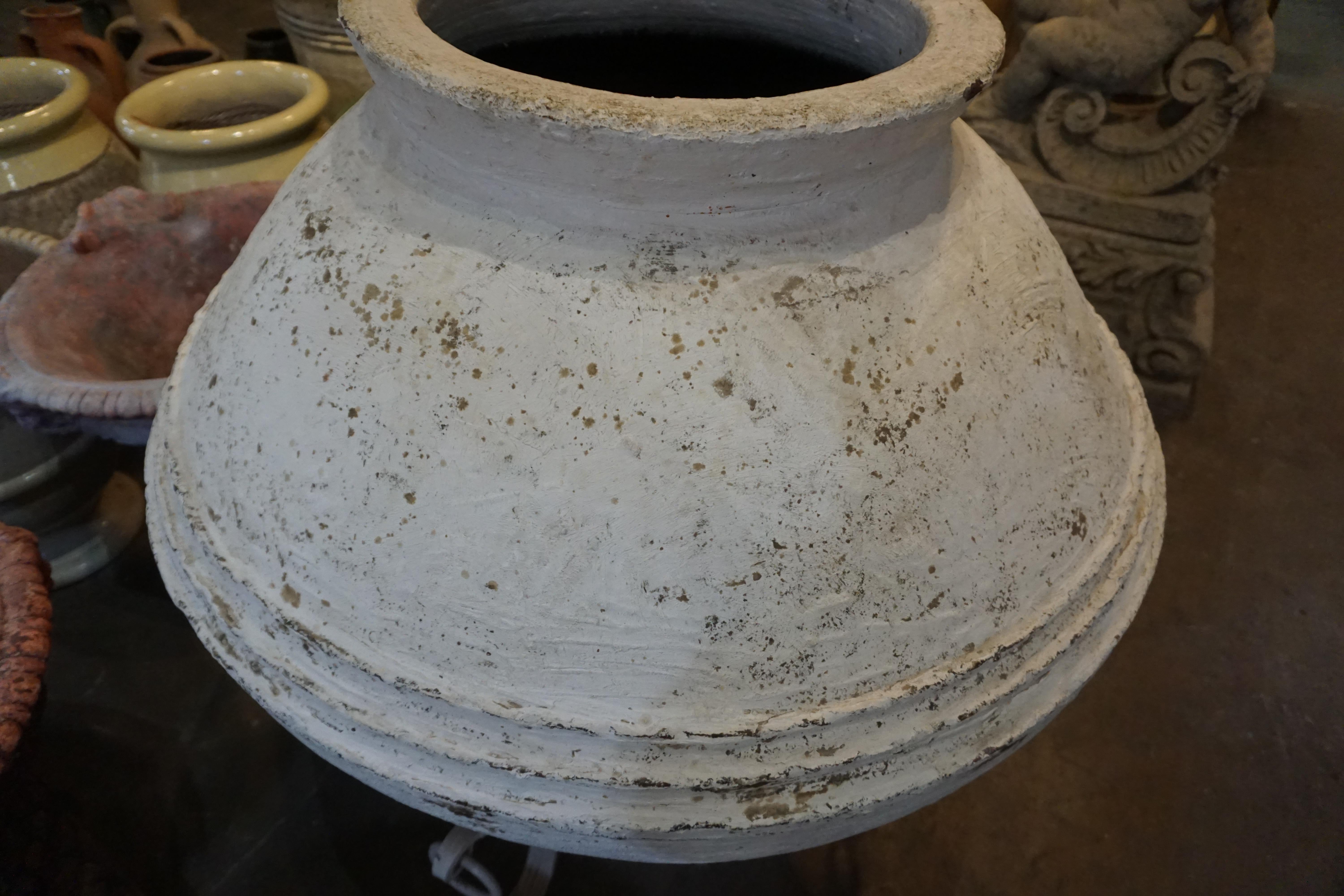 Large White Vessel with Stand In Good Condition In Dallas, TX