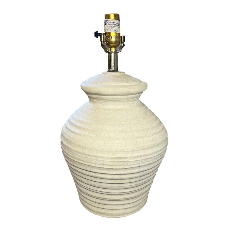 Coppia di grandi lampade da tavolo postmoderne in gesso. Adoriamo le lampade in gesso e due sono meglio di una! Ognuno di essi è realizzato in gesso cremoso e presenta delle spire in rilievo che ricordano un alveare. Il corpo è affusolato nella