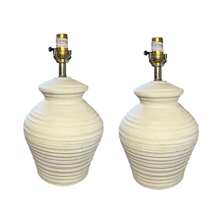Postmoderno Grandi lampade da tavolo post-moderne in gesso bianco a forma di alveare - una coppia in vendita