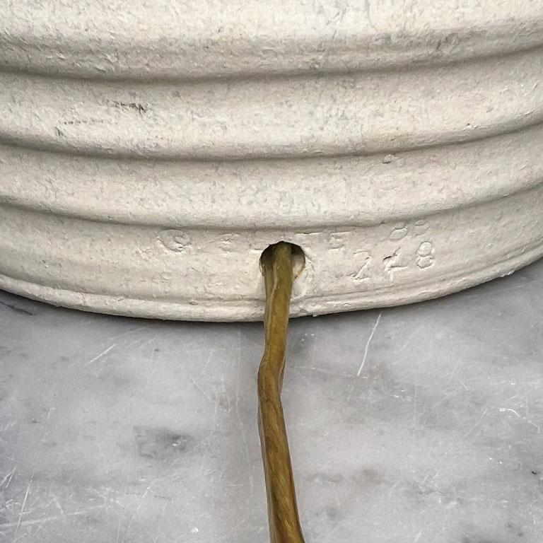 Americano Grandi lampade da tavolo post-moderne in gesso bianco a forma di alveare - una coppia in vendita