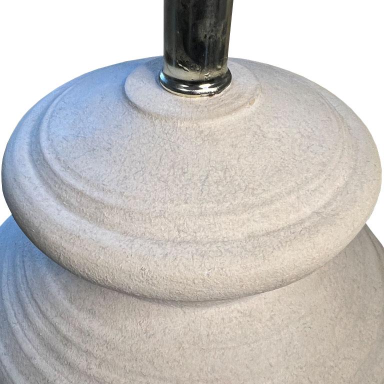XX secolo Grandi lampade da tavolo post-moderne in gesso bianco a forma di alveare - una coppia in vendita