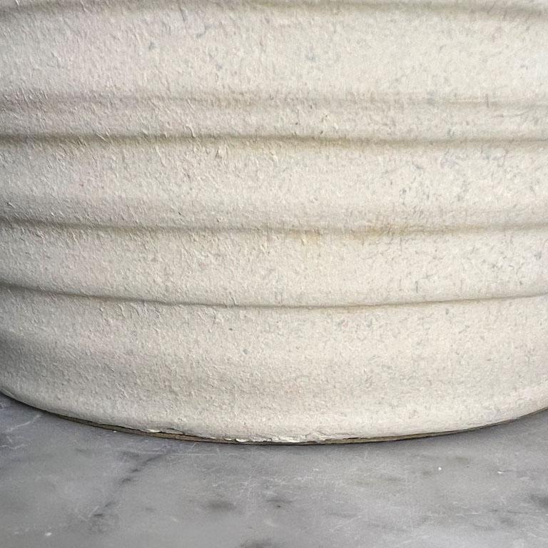 Metallo Grandi lampade da tavolo post-moderne in gesso bianco a forma di alveare - una coppia in vendita