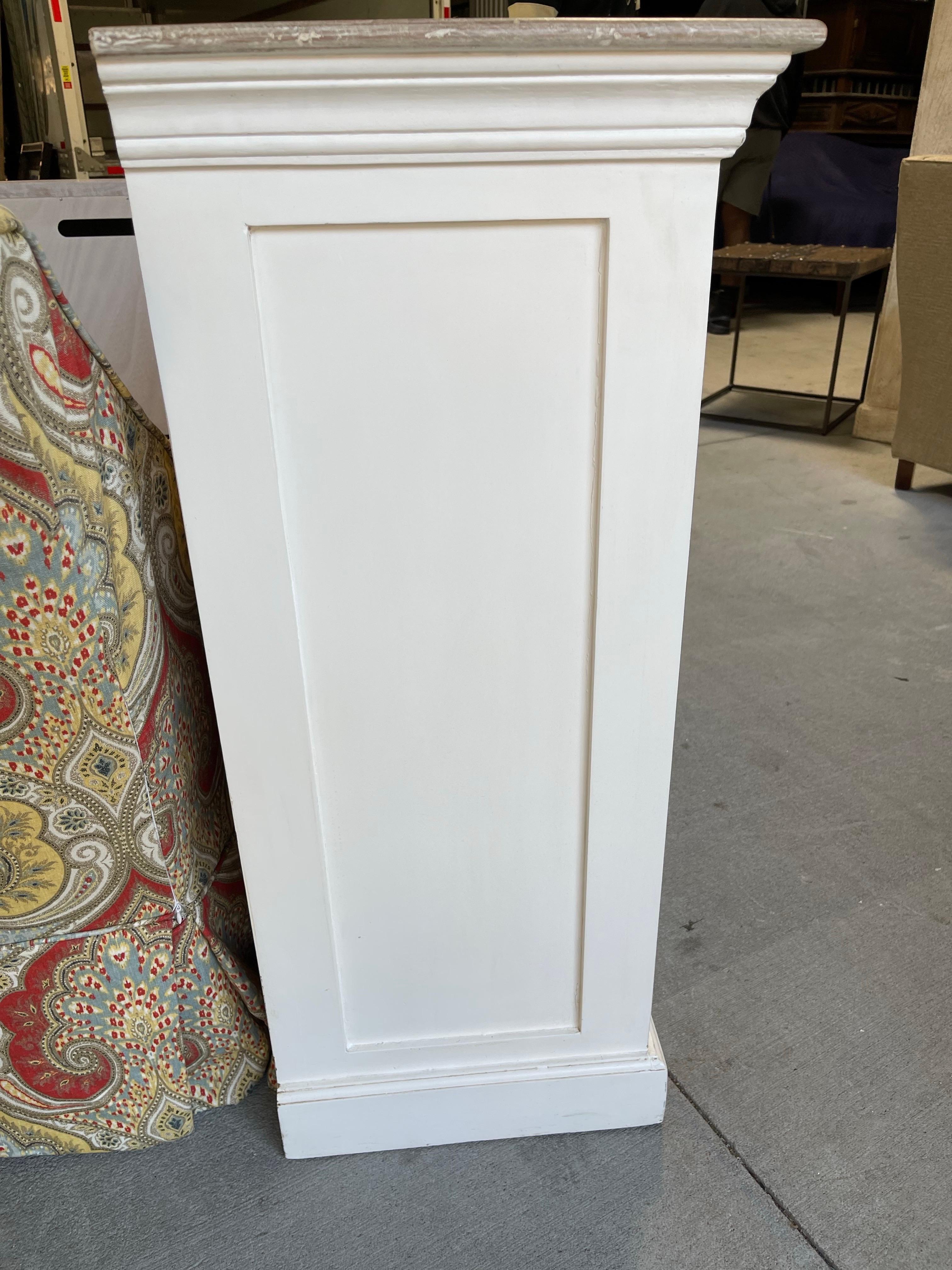 Grande armoire à quatre portes en blanc lavé, avec portes à volets, 21e siècle Bon état - En vente à Savannah, GA