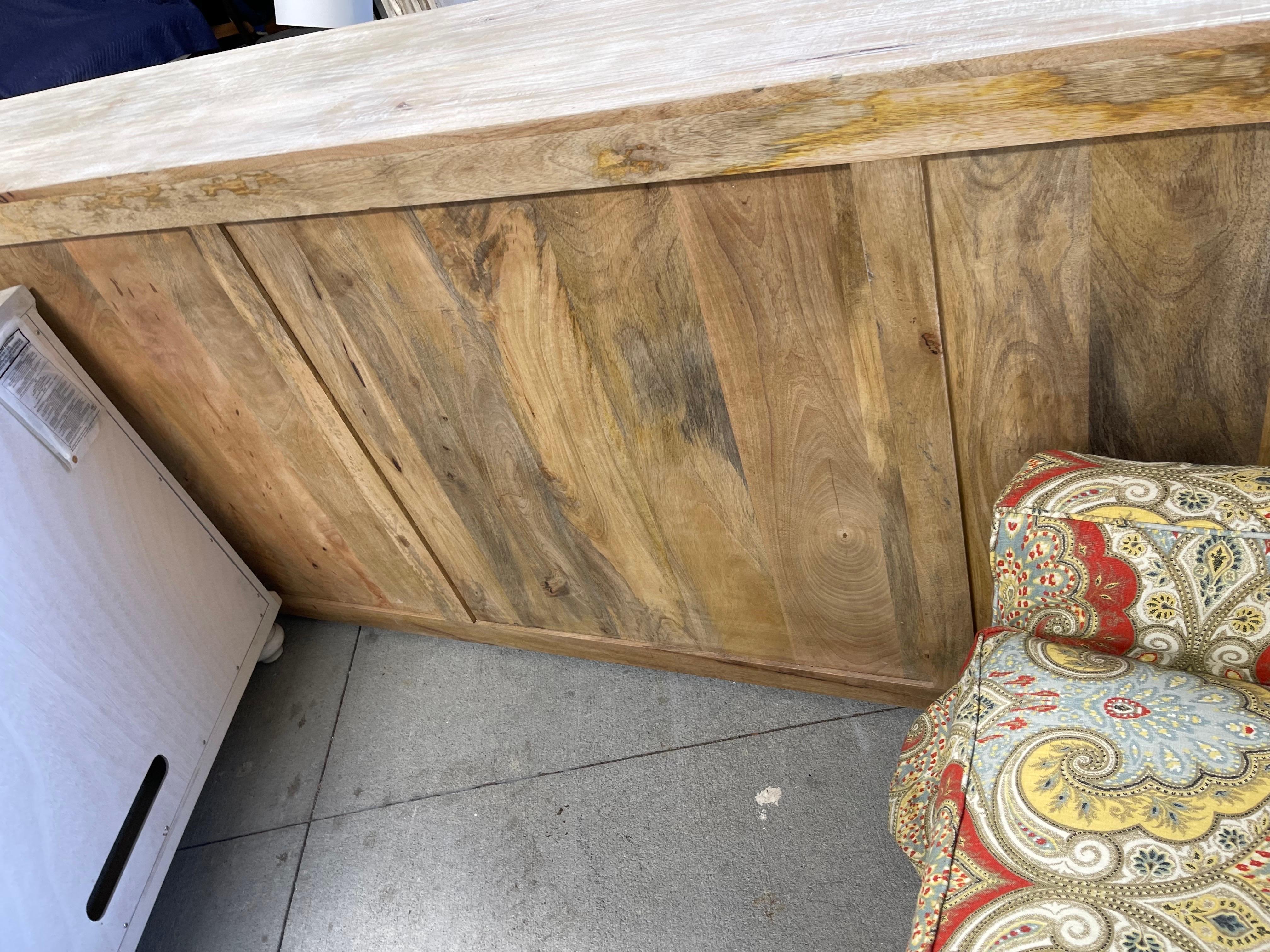 XXIe siècle et contemporain Grande armoire à quatre portes en blanc lavé, avec portes à volets, 21e siècle en vente
