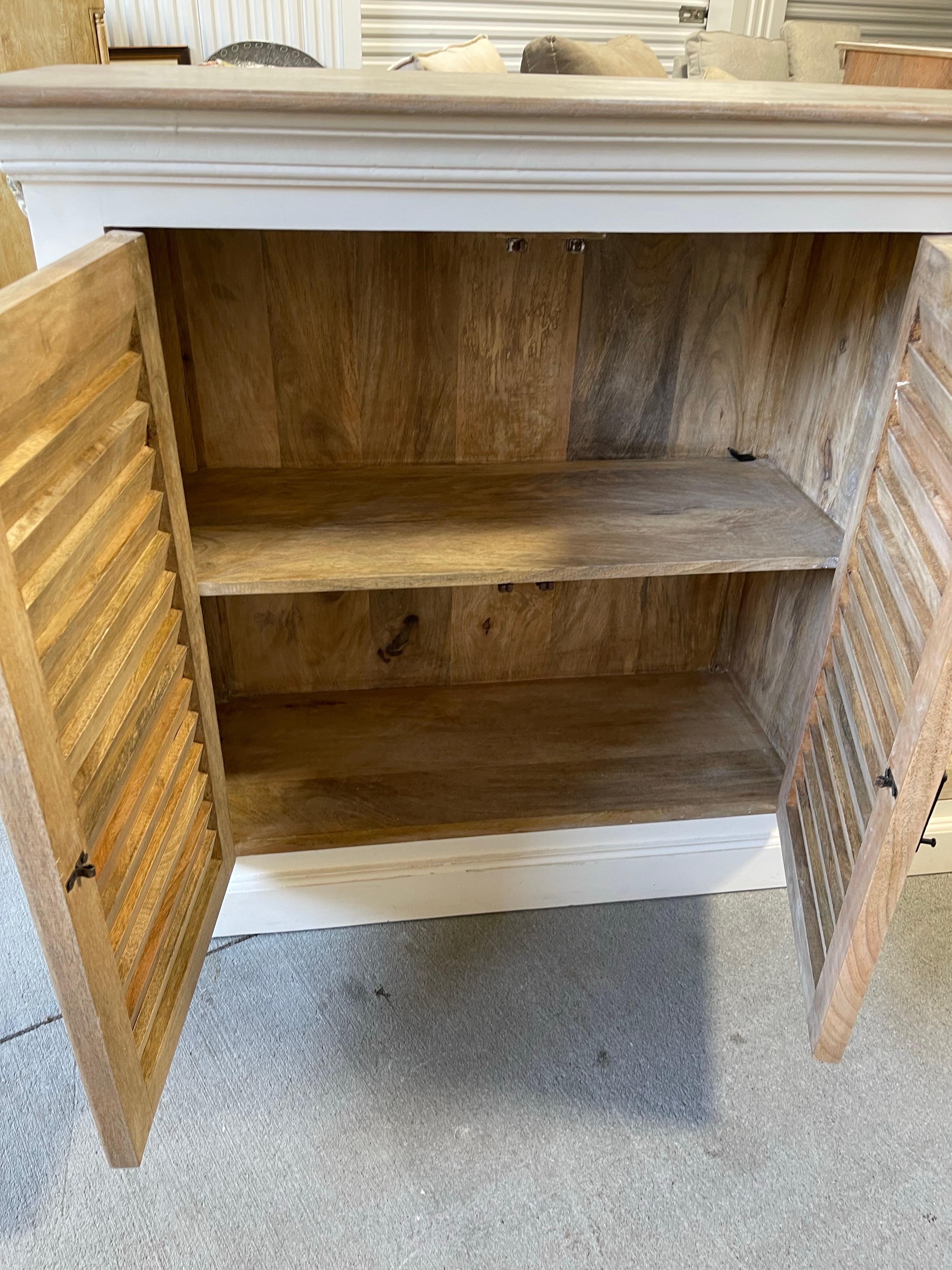Bois Grande armoire à quatre portes en blanc lavé, avec portes à volets, 21e siècle en vente