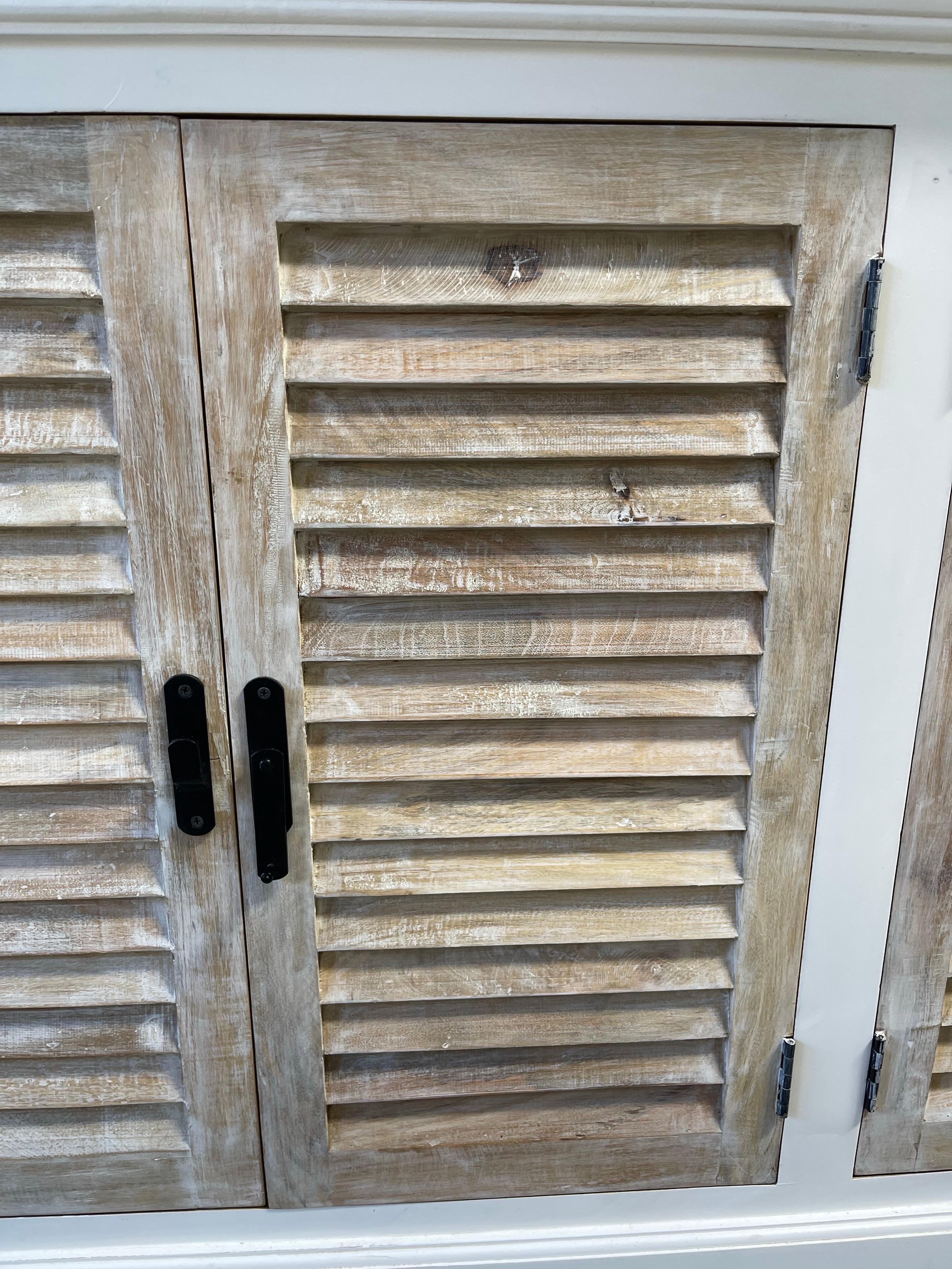 Grande armoire à quatre portes en blanc lavé, avec portes à volets, 21e siècle en vente 1