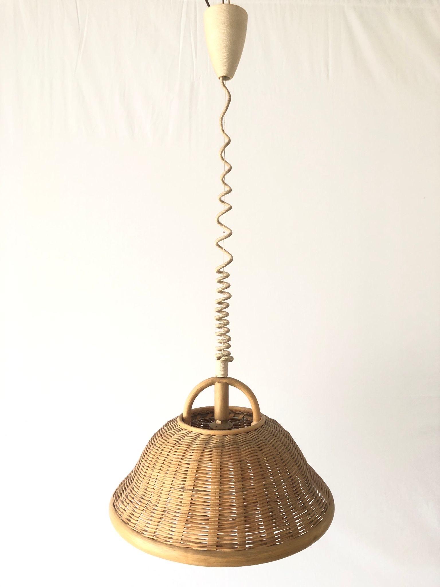 Milieu du XXe siècle Grande lampe suspendue à abat-jour réglable en osier, années 1960, Allemagne en vente