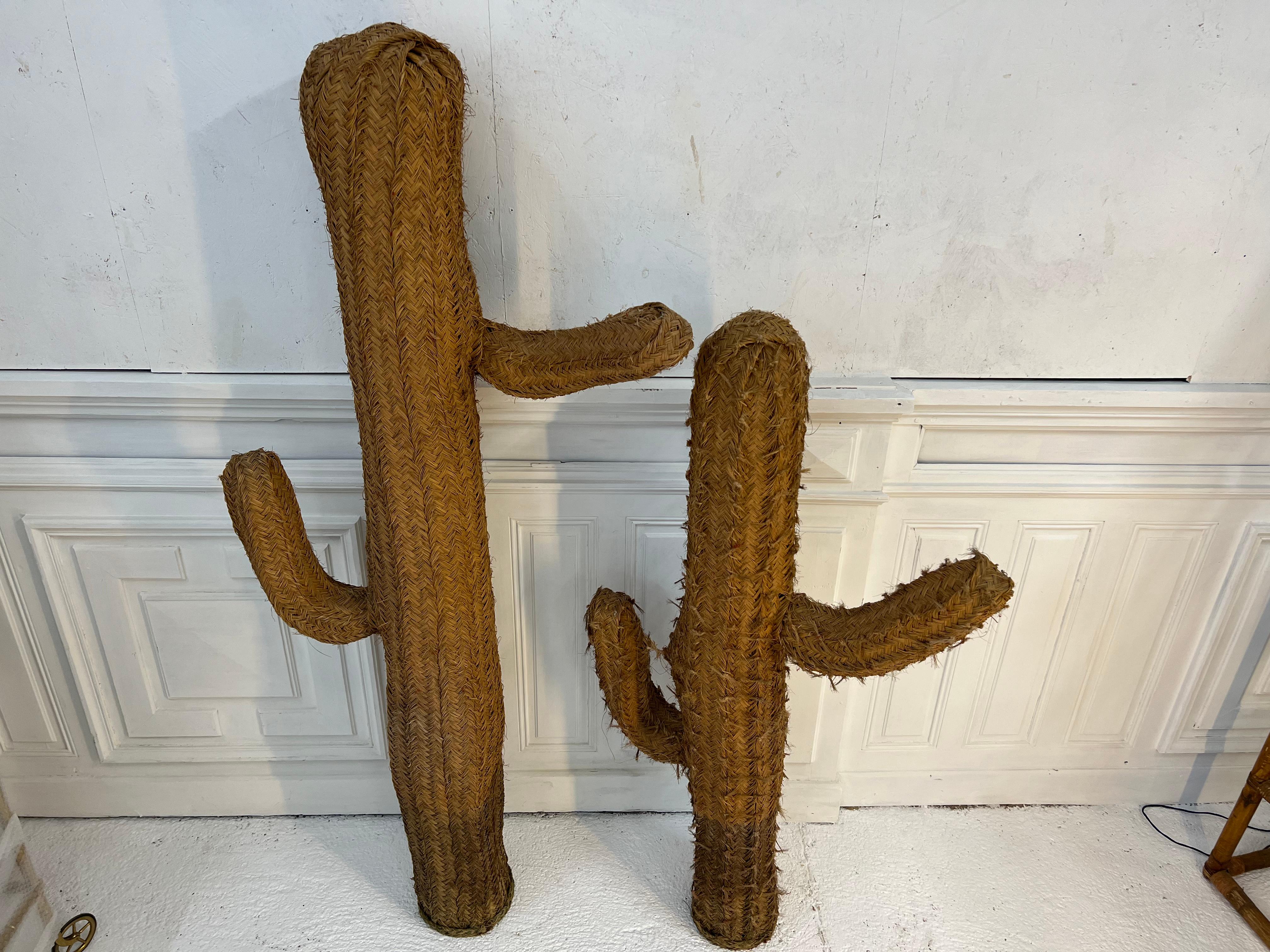 Large 1970s wicker cactus
The tall one measures 180 cm and the small one 150 cm
The set is planned to decorate your interior or exterior gardens.