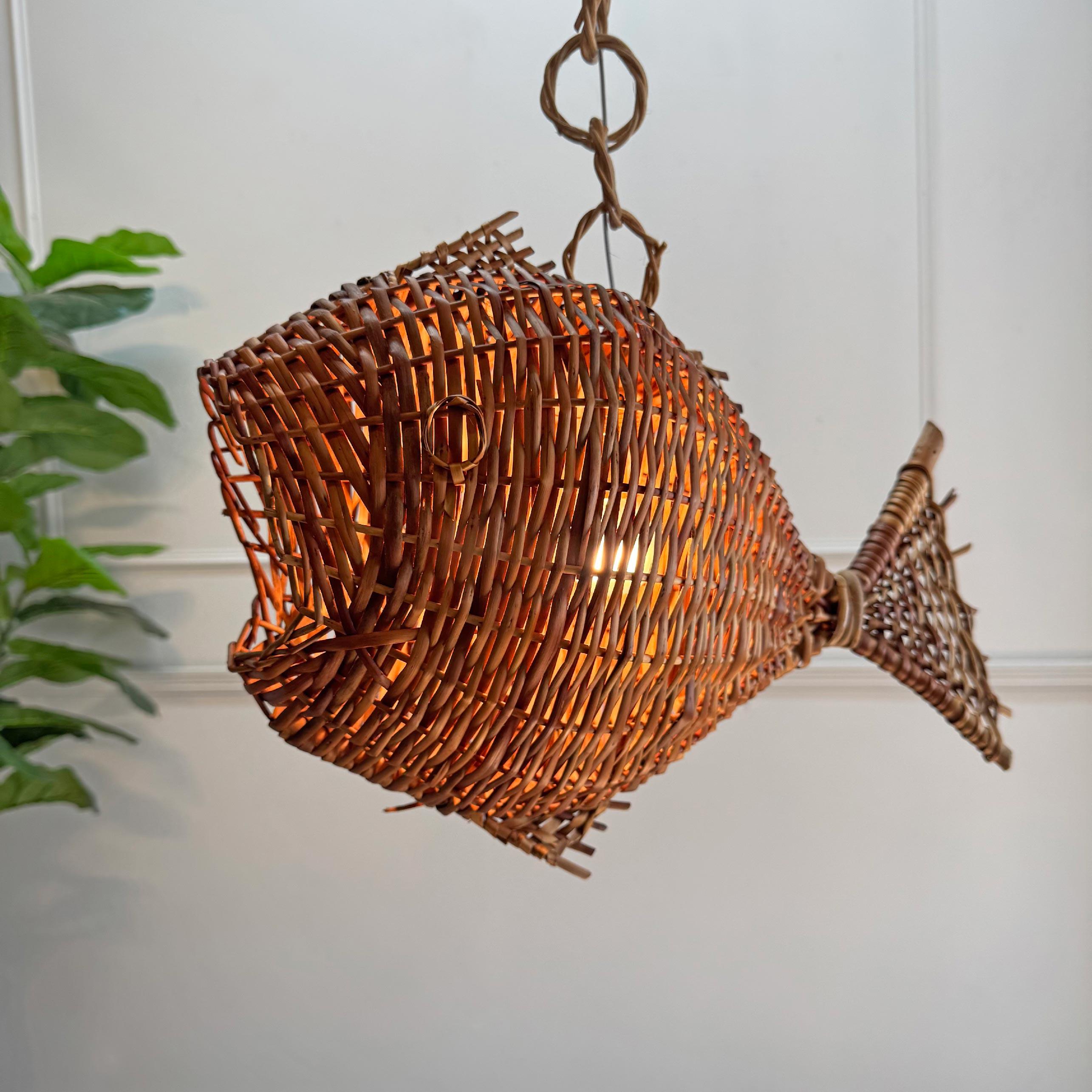 Large Wicker Fish Deckenleuchte Mid Century Frankreich im Zustand „Gut“ im Angebot in Hastings, GB