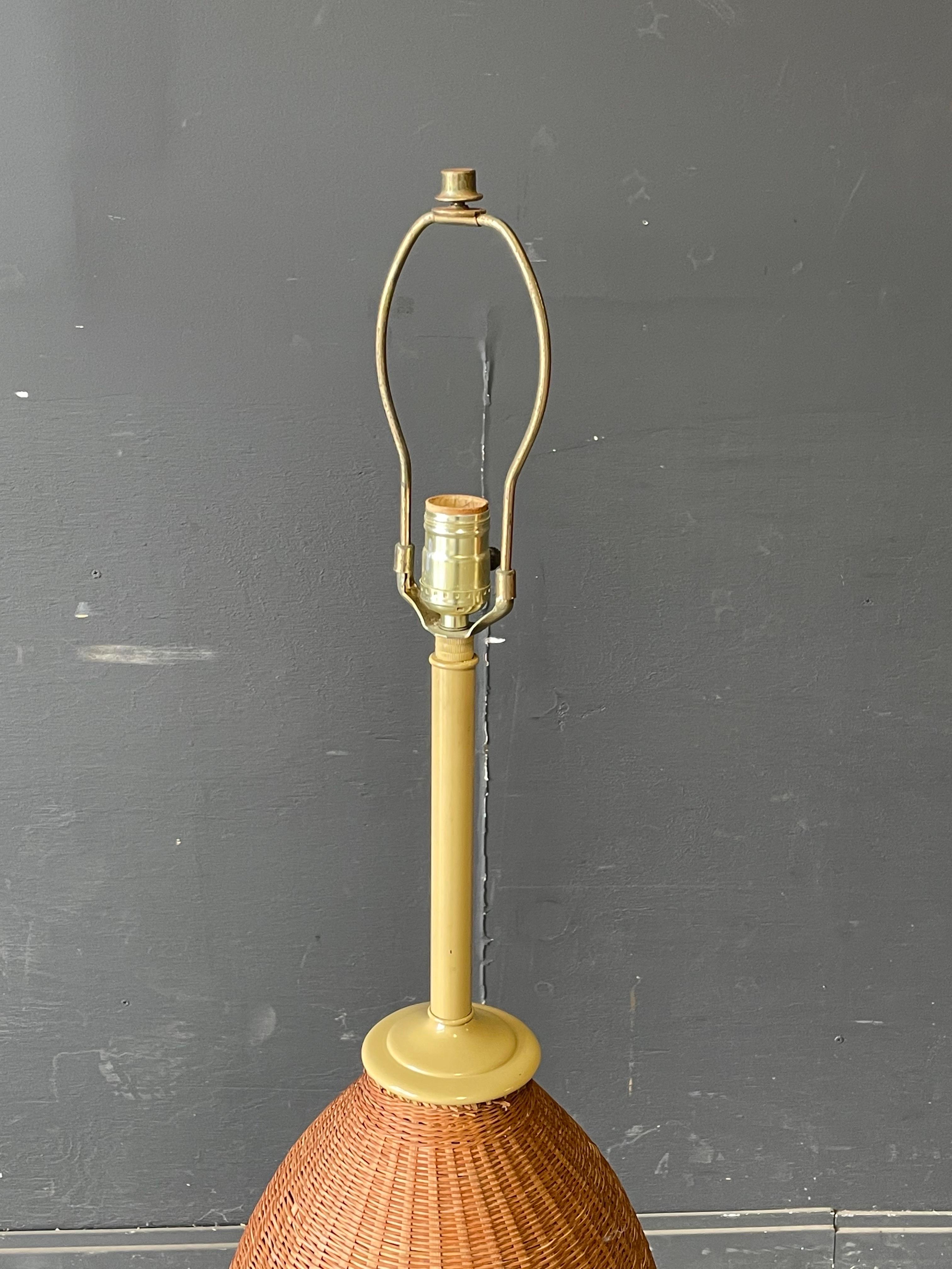Große Stehlampe aus Weidengeflecht (20. Jahrhundert) im Angebot