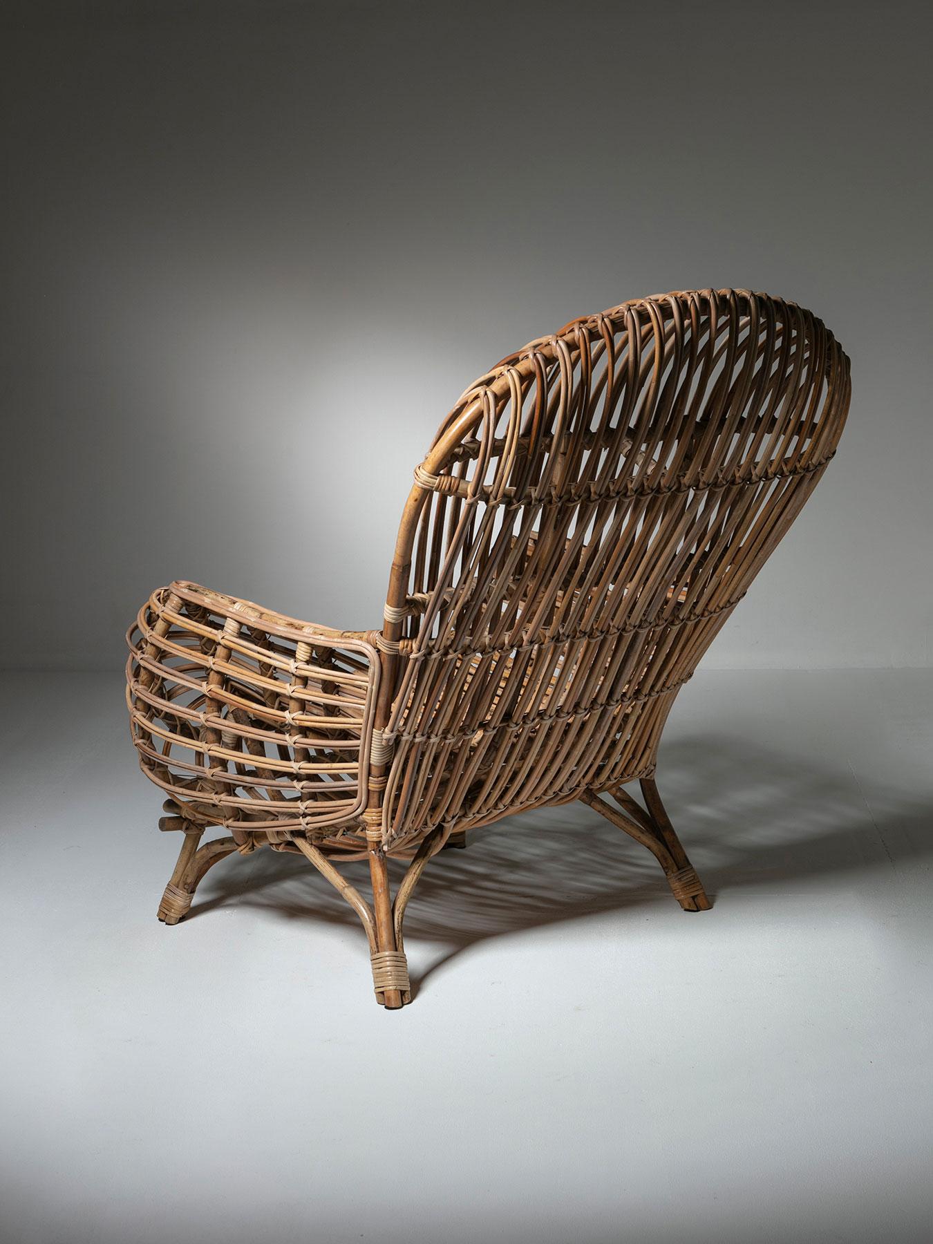 Imposing wicker lounge chair attributed to Fratelli Castano.
Removable cushion.
