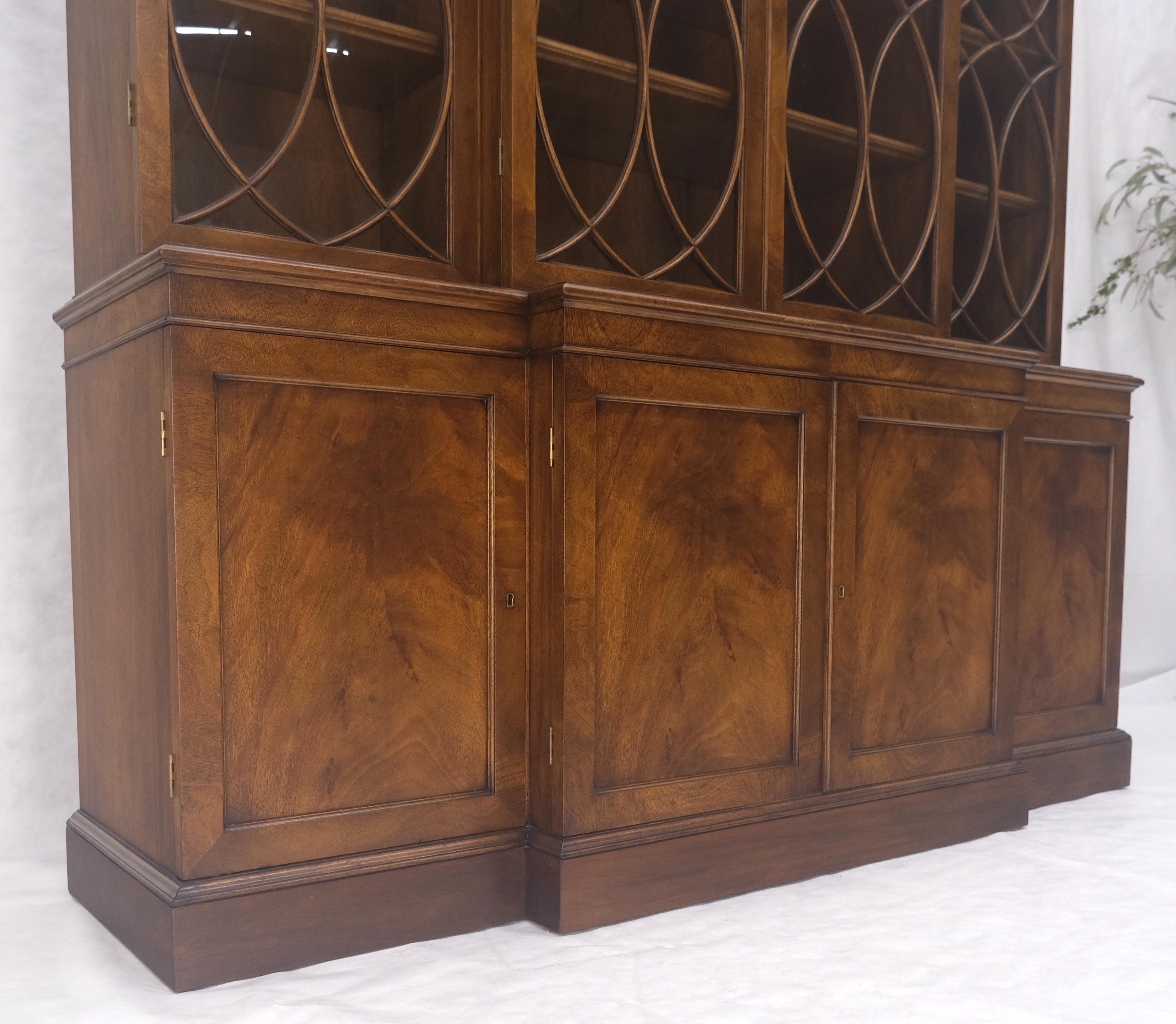 Große breite Mahagoni einzelne Blase Glasscheiben Türen Breakfront China Cabinet im Angebot 5