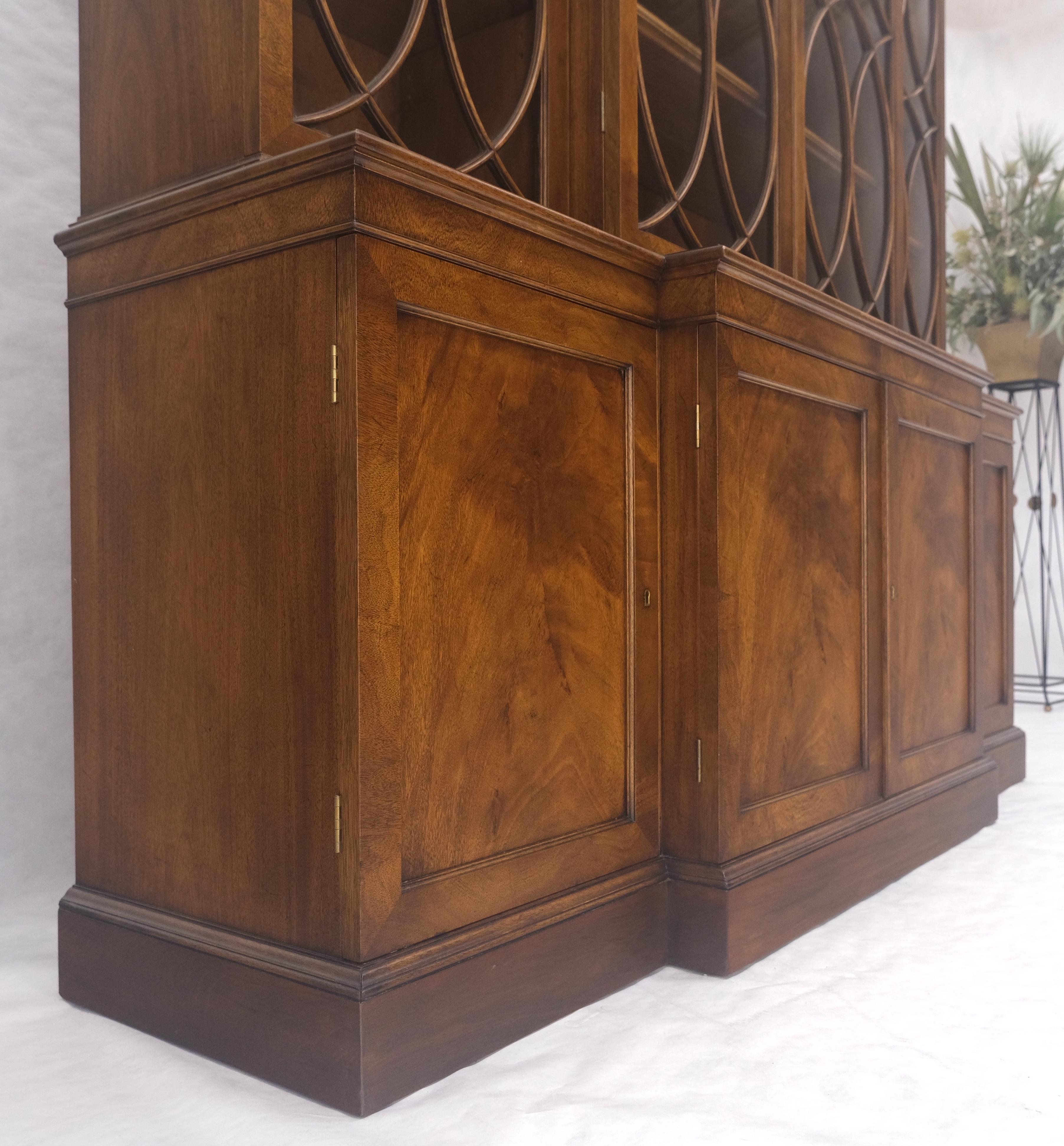 Große breite Mahagoni einzelne Blase Glasscheiben Türen Breakfront China Cabinet im Angebot 6