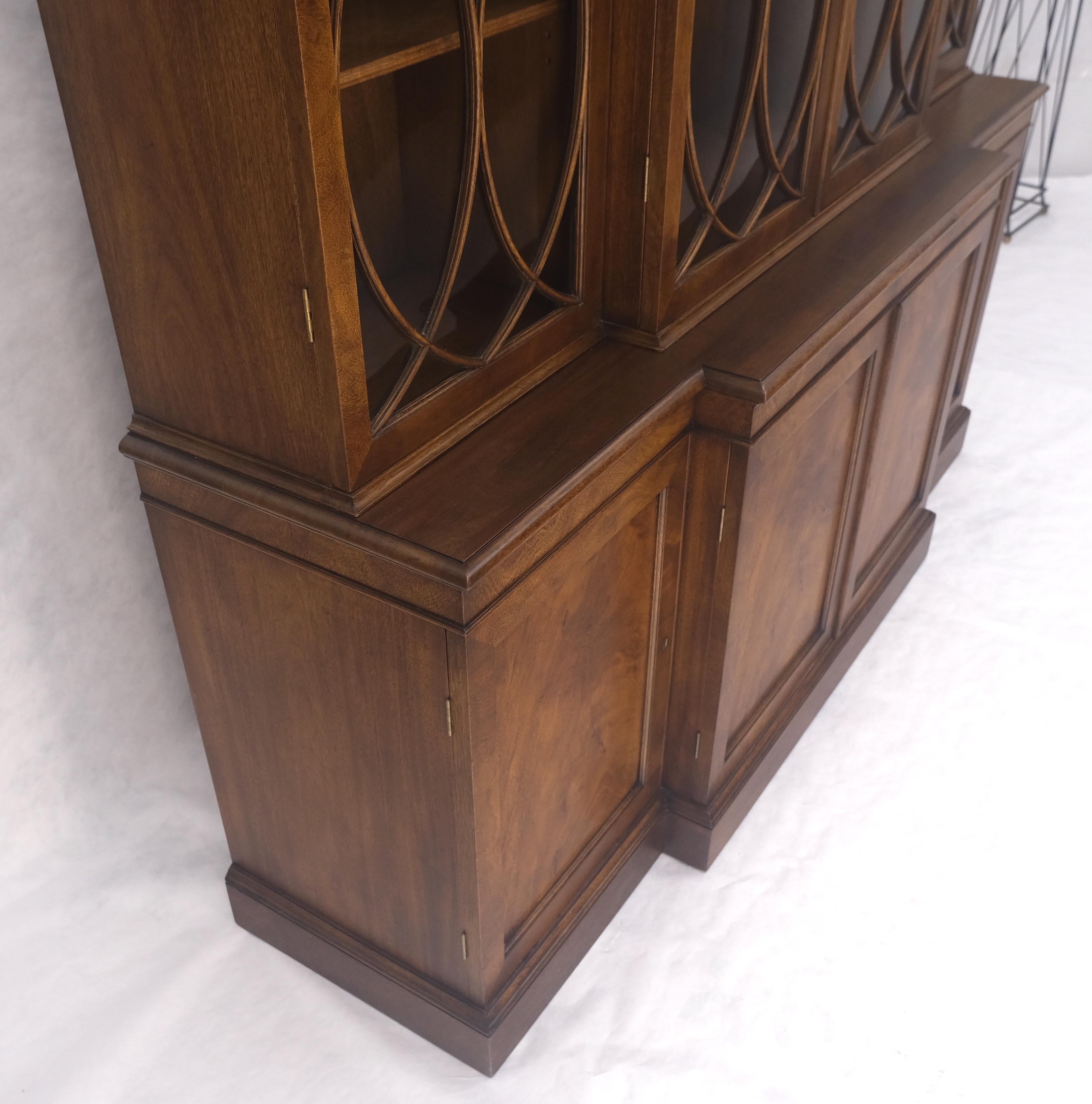 Große breite Mahagoni einzelne Blase Glasscheiben Türen Breakfront China Cabinet im Angebot 7