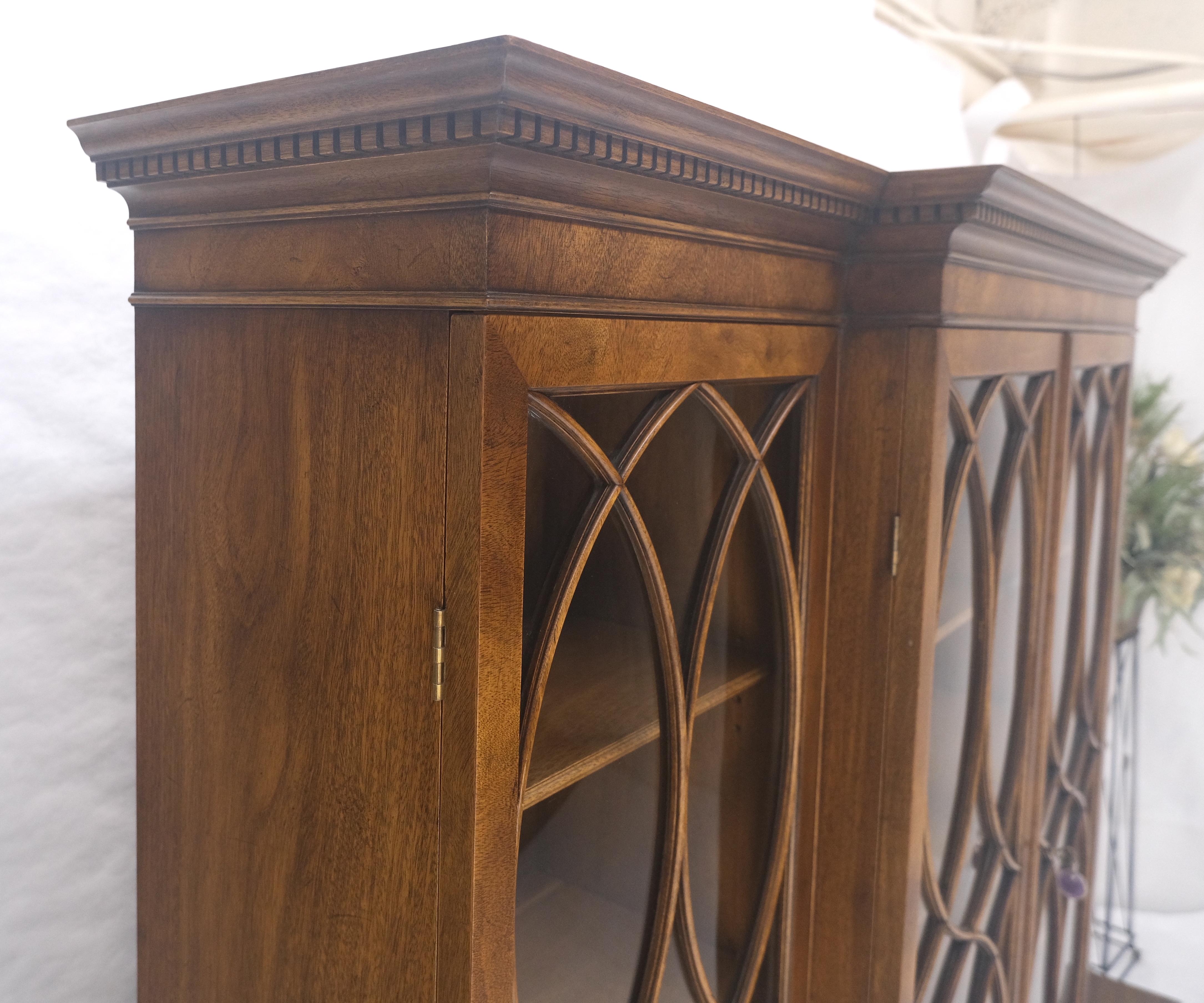Große breite Mahagoni einzelne Blase Glasscheiben Türen Breakfront China Cabinet im Angebot 8