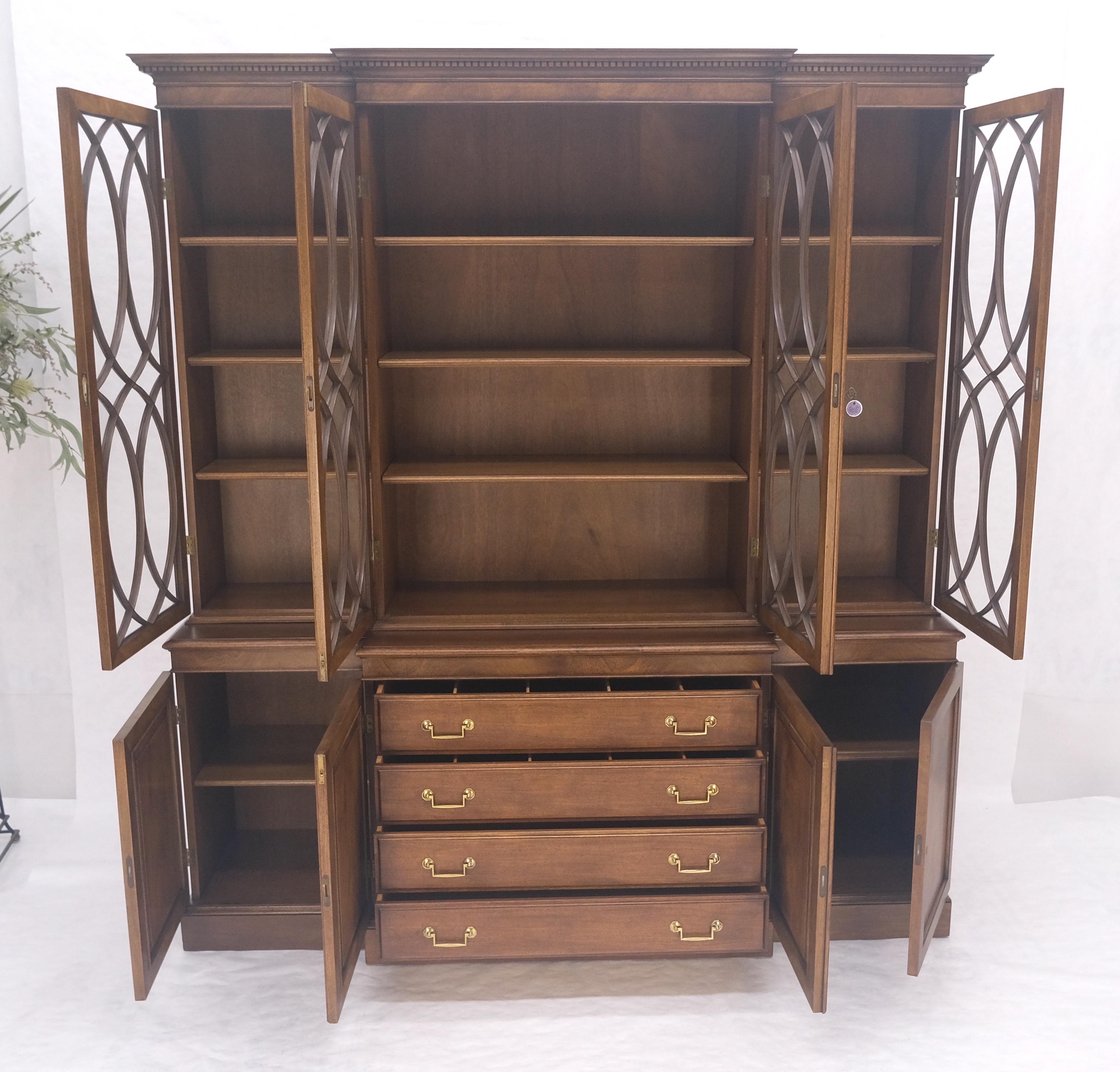 Große breite Mahagoni einzelne Blase Glasscheiben Türen Breakfront China Cabinet im Angebot 9