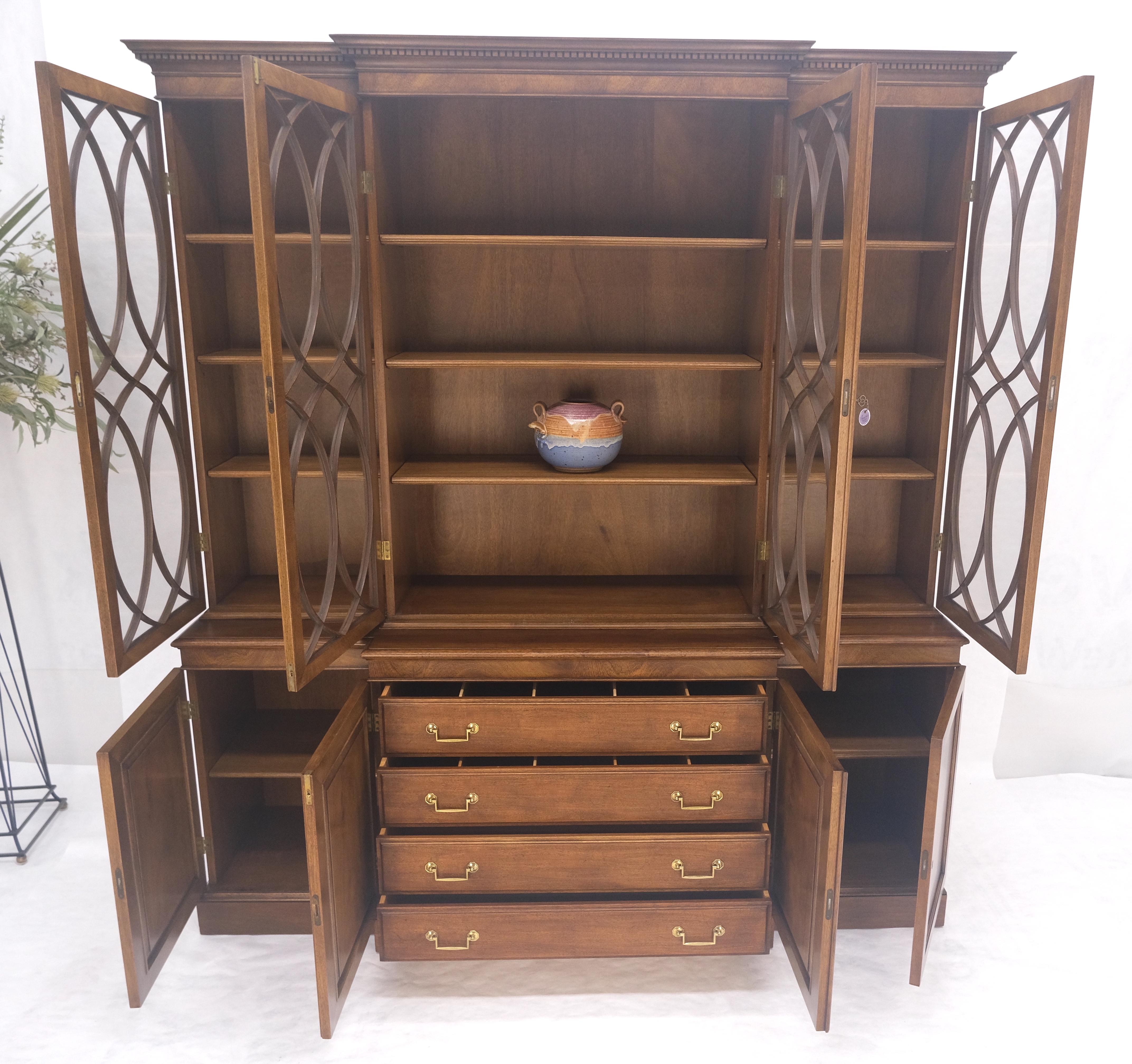 Große breite Mahagoni einzelne Blase Glasscheiben Türen Breakfront China Cabinet im Angebot 10