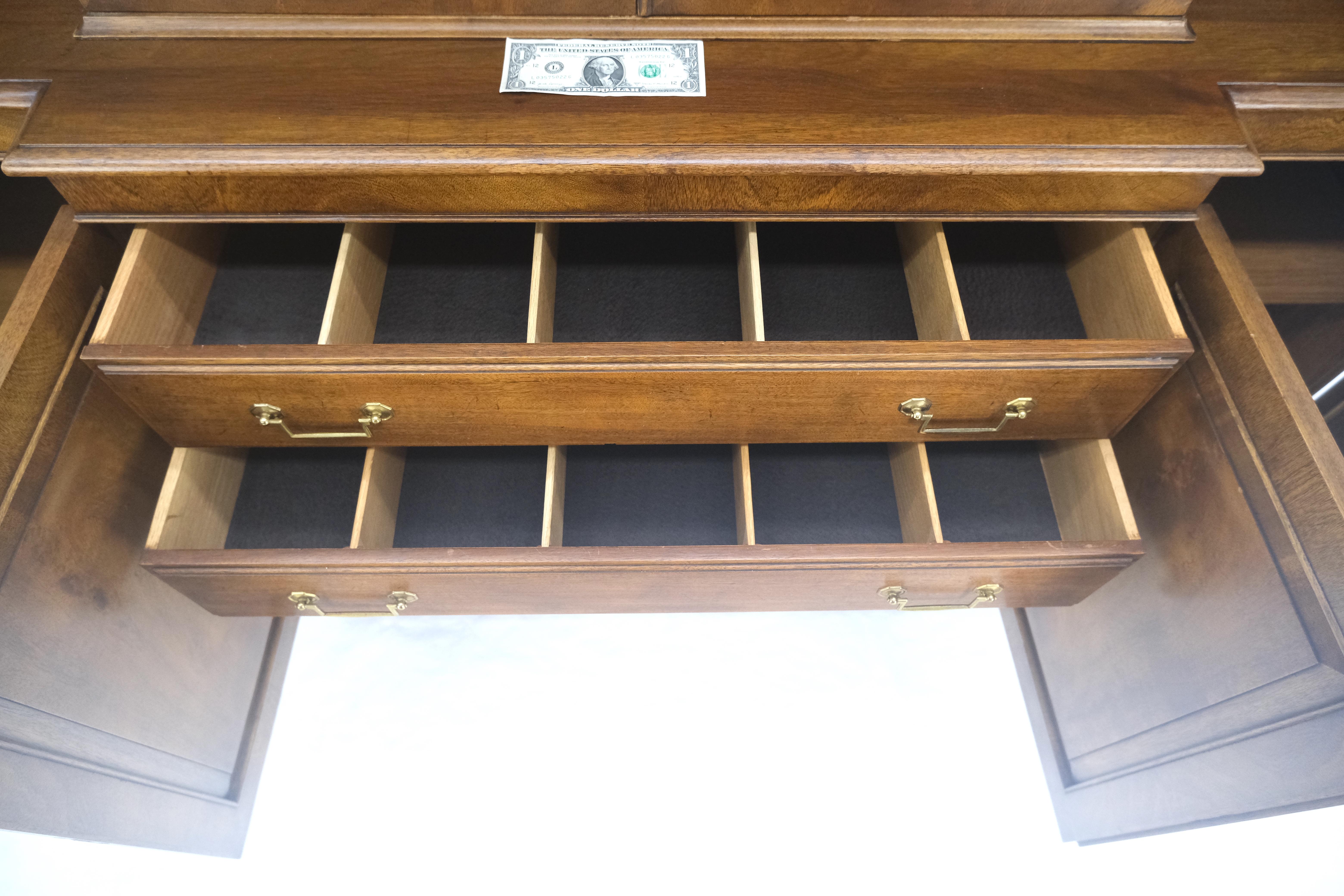 Große breite Mahagoni einzelne Blase Glasscheiben Türen Breakfront China Cabinet im Angebot 11