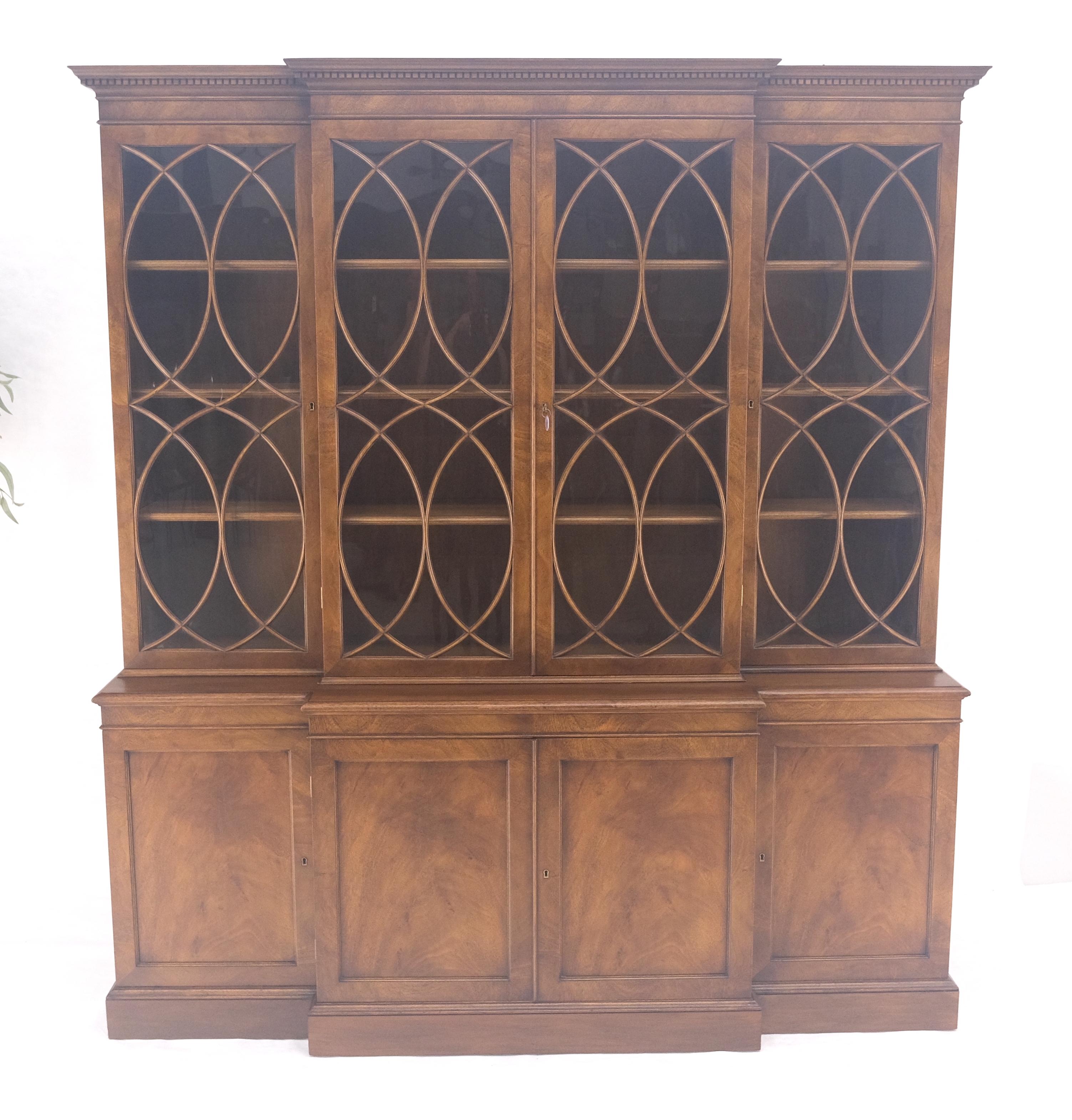 Große breite Mahagoni einzelne Blase Glasscheiben Türen Breakfront China Cabinet (amerikanisch) im Angebot