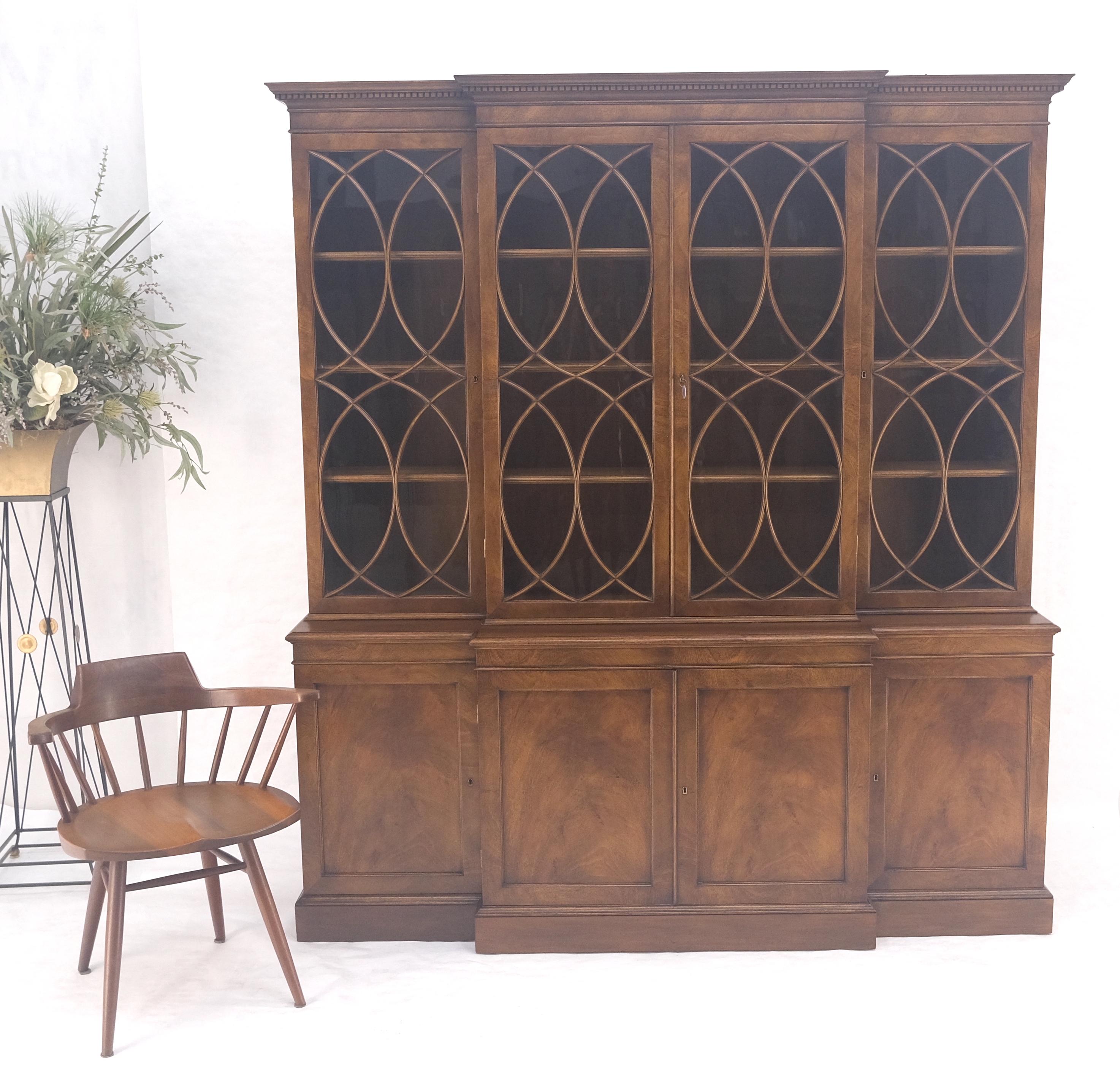 Große breite Mahagoni einzelne Blase Glasscheiben Türen Breakfront China Cabinet (Lackiert) im Angebot