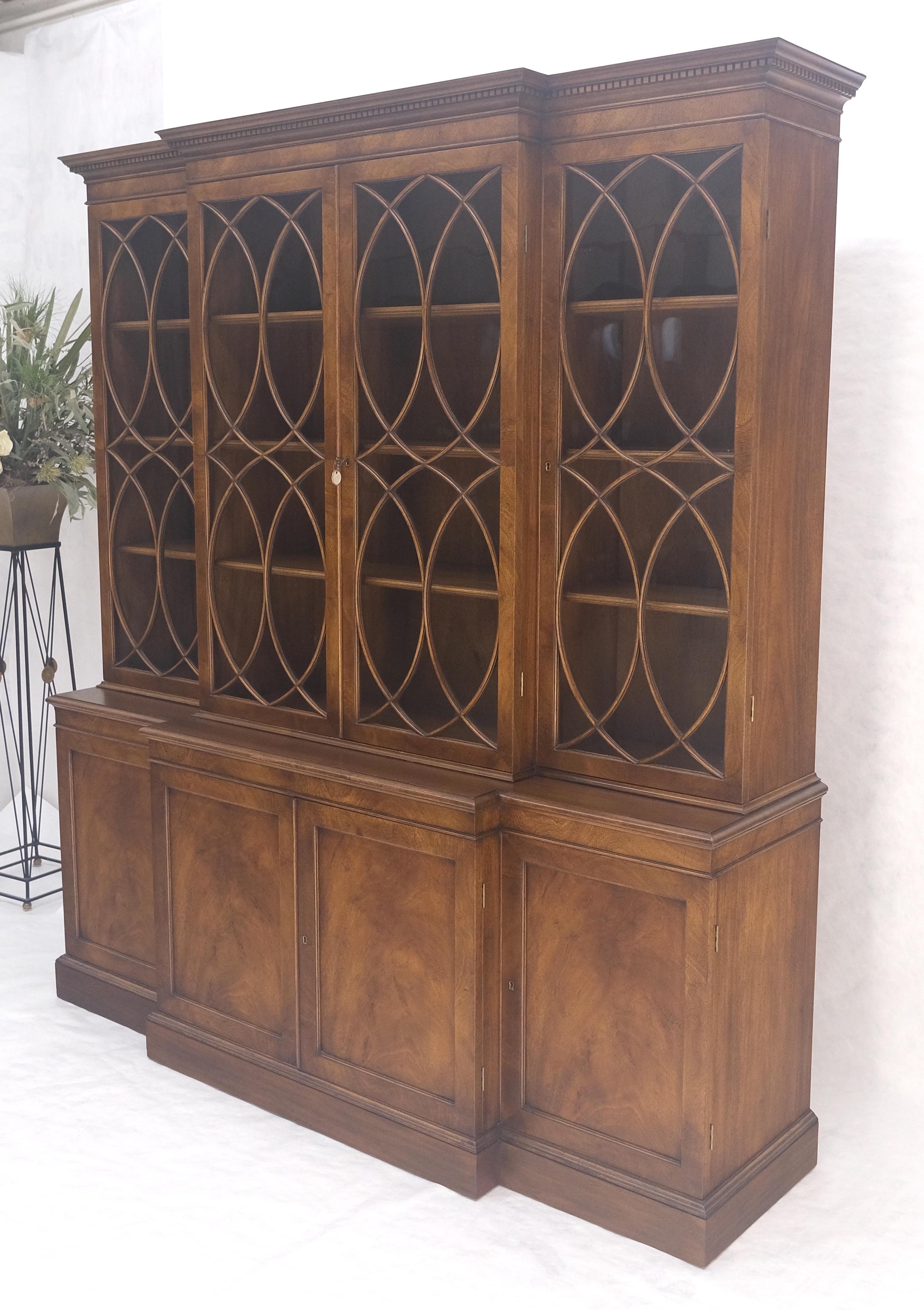 Große breite Mahagoni einzelne Blase Glasscheiben Türen Breakfront China Cabinet im Zustand „Gut“ im Angebot in Rockaway, NJ