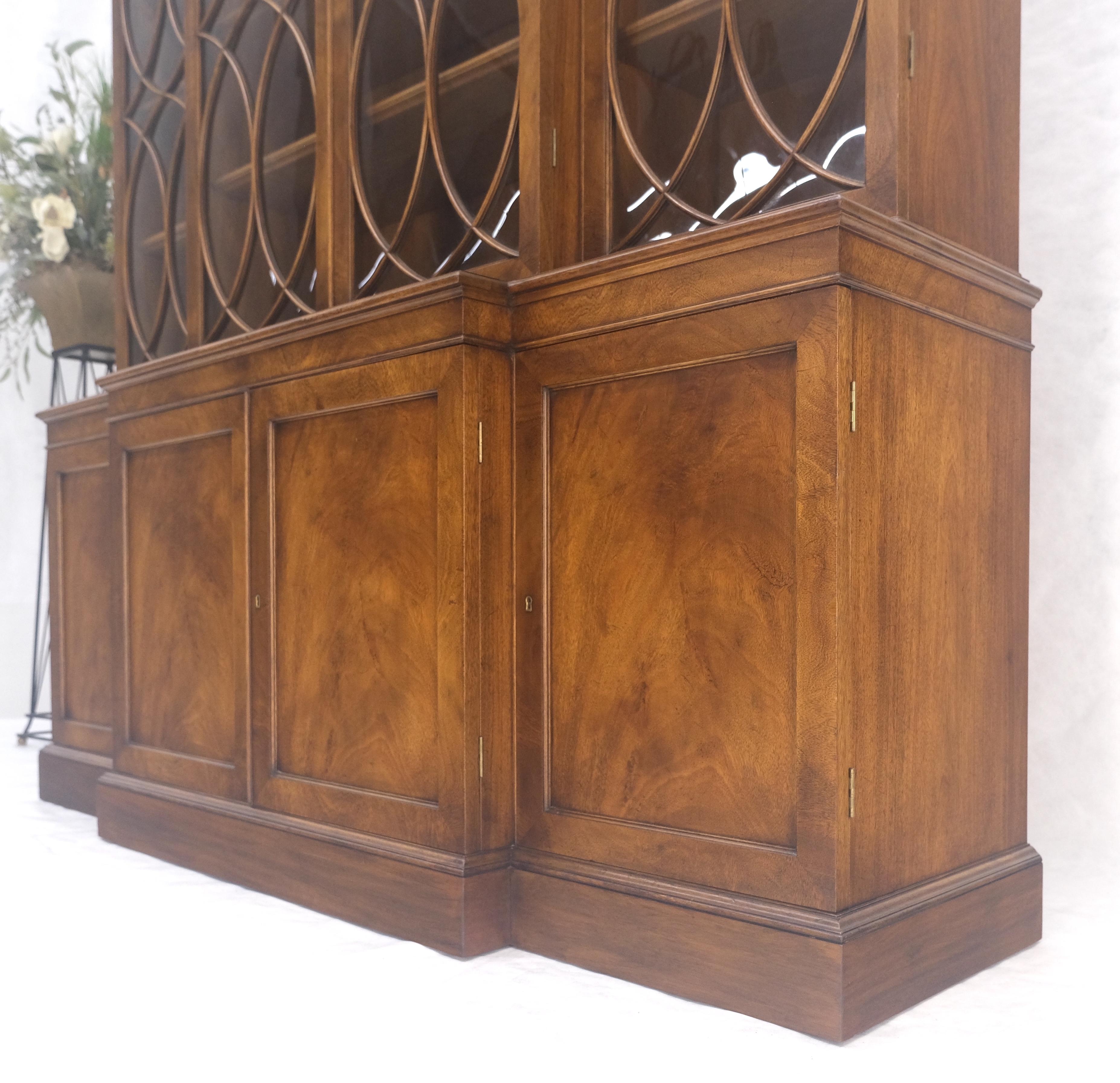 Große breite Mahagoni einzelne Blase Glasscheiben Türen Breakfront China Cabinet (20. Jahrhundert) im Angebot