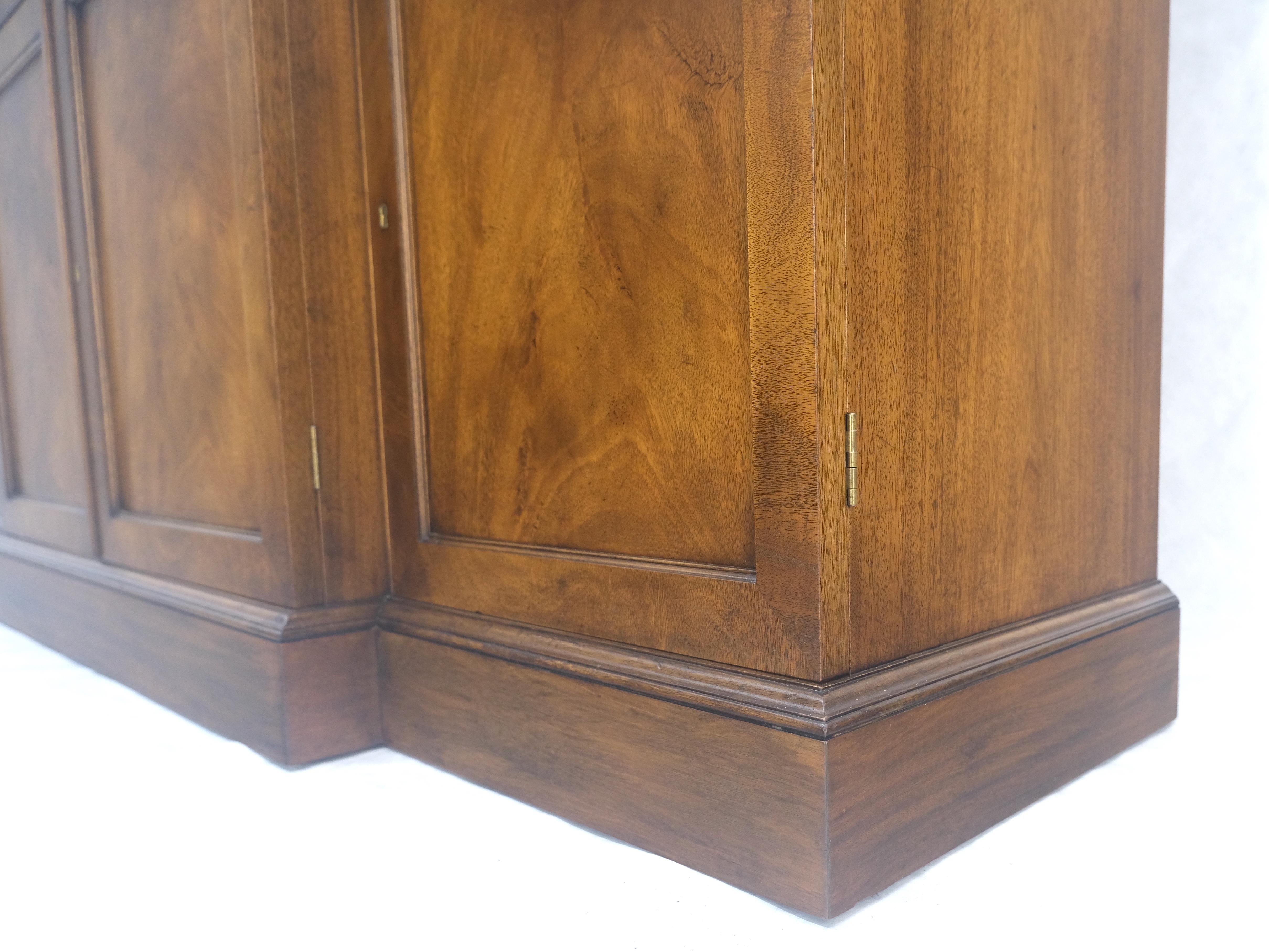 Große breite Mahagoni einzelne Blase Glasscheiben Türen Breakfront China Cabinet im Angebot 1