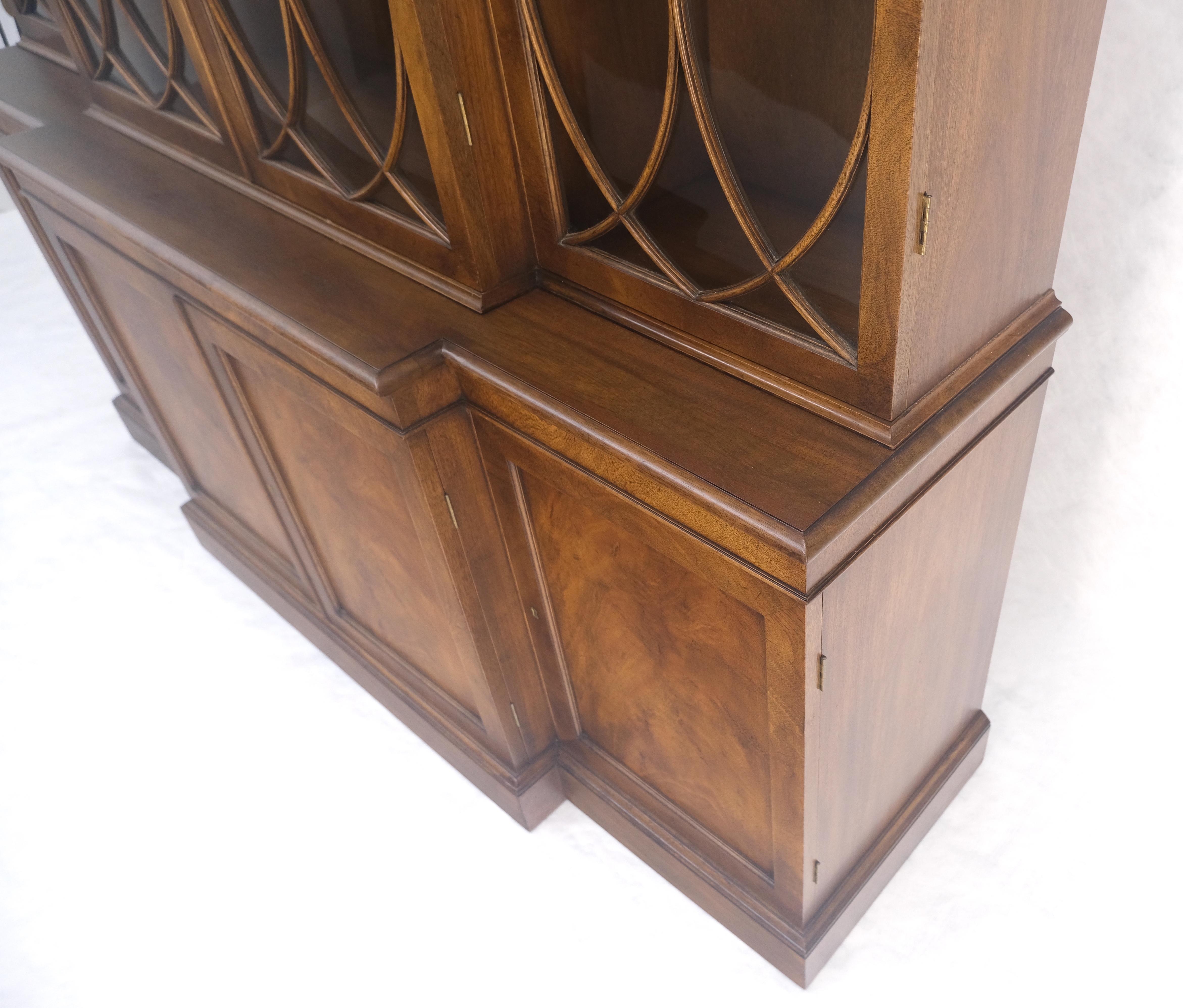 Große breite Mahagoni einzelne Blase Glasscheiben Türen Breakfront China Cabinet im Angebot 2